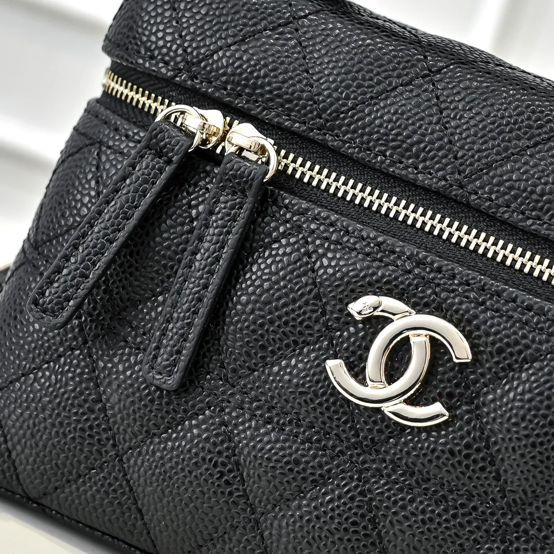 💰420￥Chanel25C spring and summer new lunch box bag. Calfskin and metal chain ⛓️Design style Double C logo Small body can easily accommodate mobile phones and daily necessities. It can be easily managed whether it is paired with casual wear or formal wear. Choose some simple clothing to make the bag the focus of the overall look. Perfect combination of elegance and practicality. Size: 19x12cm, style number: 1221