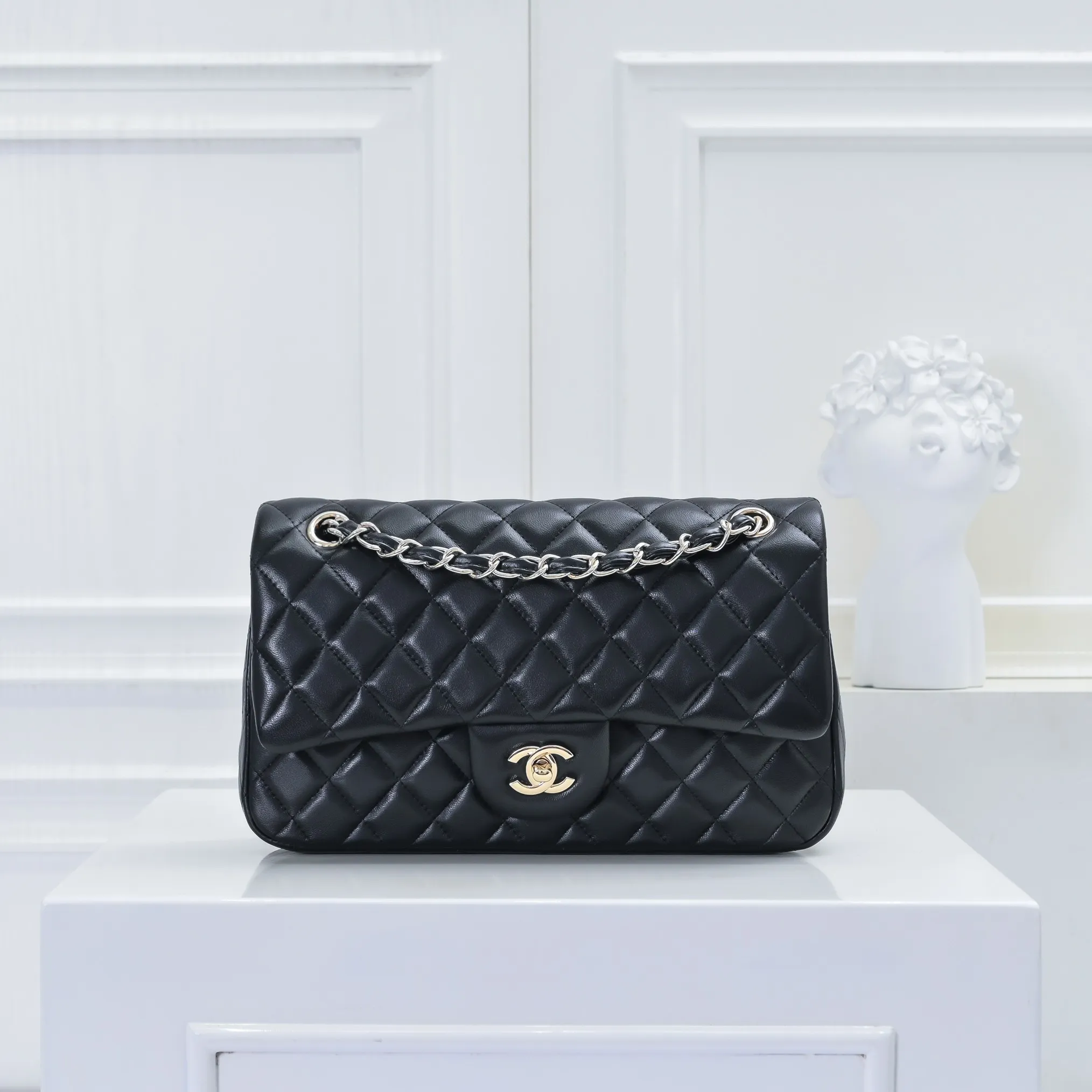 💰420￥Chanel🔥Exclusive quality real shot shipment✈️Official website updated simultaneously👑Chanel sheep pattern classic style with original hardware, summer style is coming💋CHANEL ‼ ️Crossbody bag, sheepskin with red lining🌸‼ ️ 🙈Fashion new favorite🙈 Size: 25.5*16*6.5. Style number: 1112 sheepskin