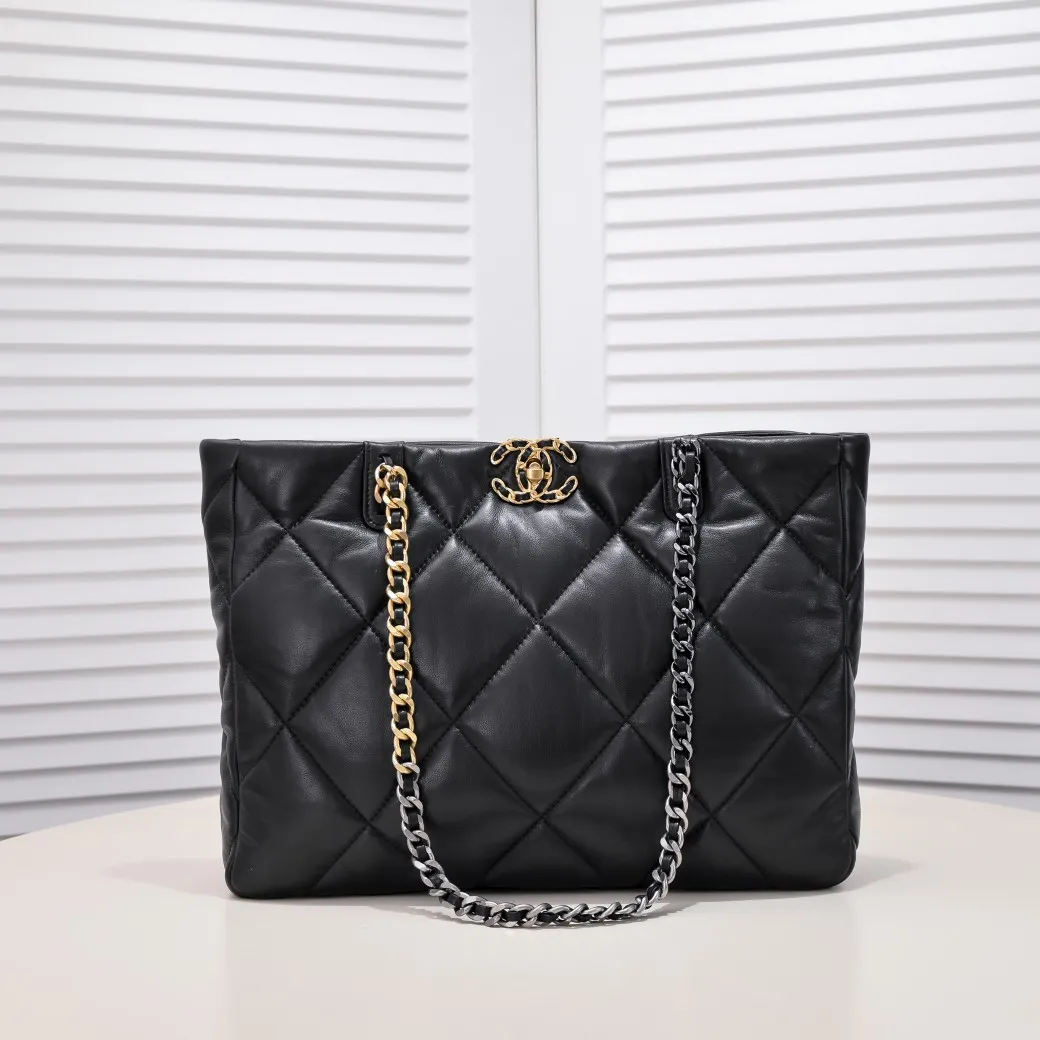 💰480￥Large 𝗖𝗛𝗔𝗡𝗘𝗟 𝟮𝟮𝗕 19𝑩𝑨𝑮 𝑻𝒐𝒕𝒆Black Gold Italian 🇮🇹 first-class [GR] lambskin🐑, feels delicate and soft, classic diamond pattern design is matched with leather-clad metal chains, gold has a high-end feel, this season's most classic black gold design, gathers all the elements of 19, super exquisite, soft and glutinous, a big bag of fried chicken is practical, deconstructs the classic bag shape, reshapes the trend and fashion, it is eye-catching, and it will last forever. Code: 9089 Size: 36*27*8.5cm