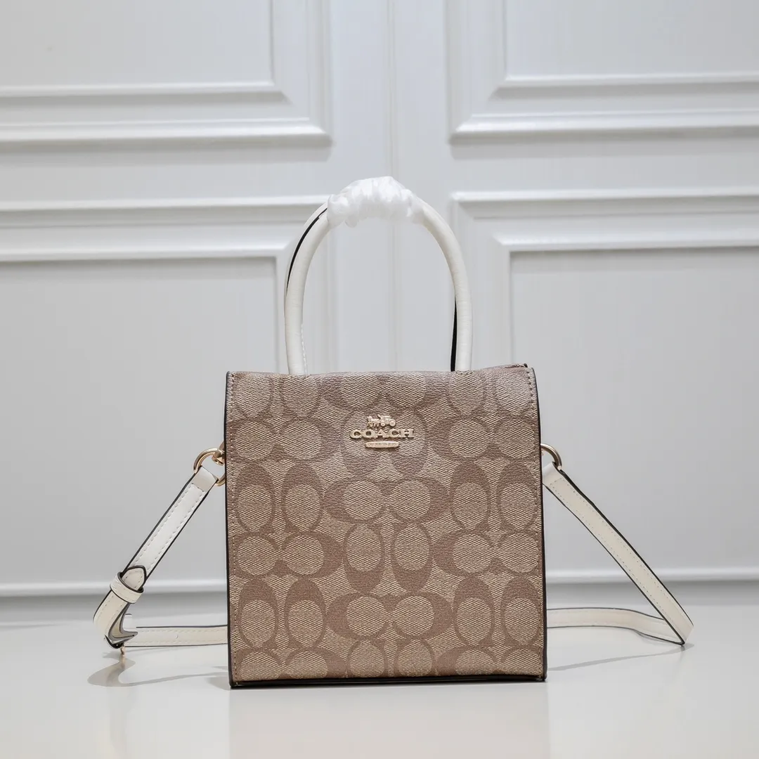 Coach’s new mini cally music bag 5693 has a vertical version design, which is stable and elegant when carried in the hand, and playful and smart when worn cross-body! Dark presbyopic classics are timeless! Size:17*16.5*8.5cm