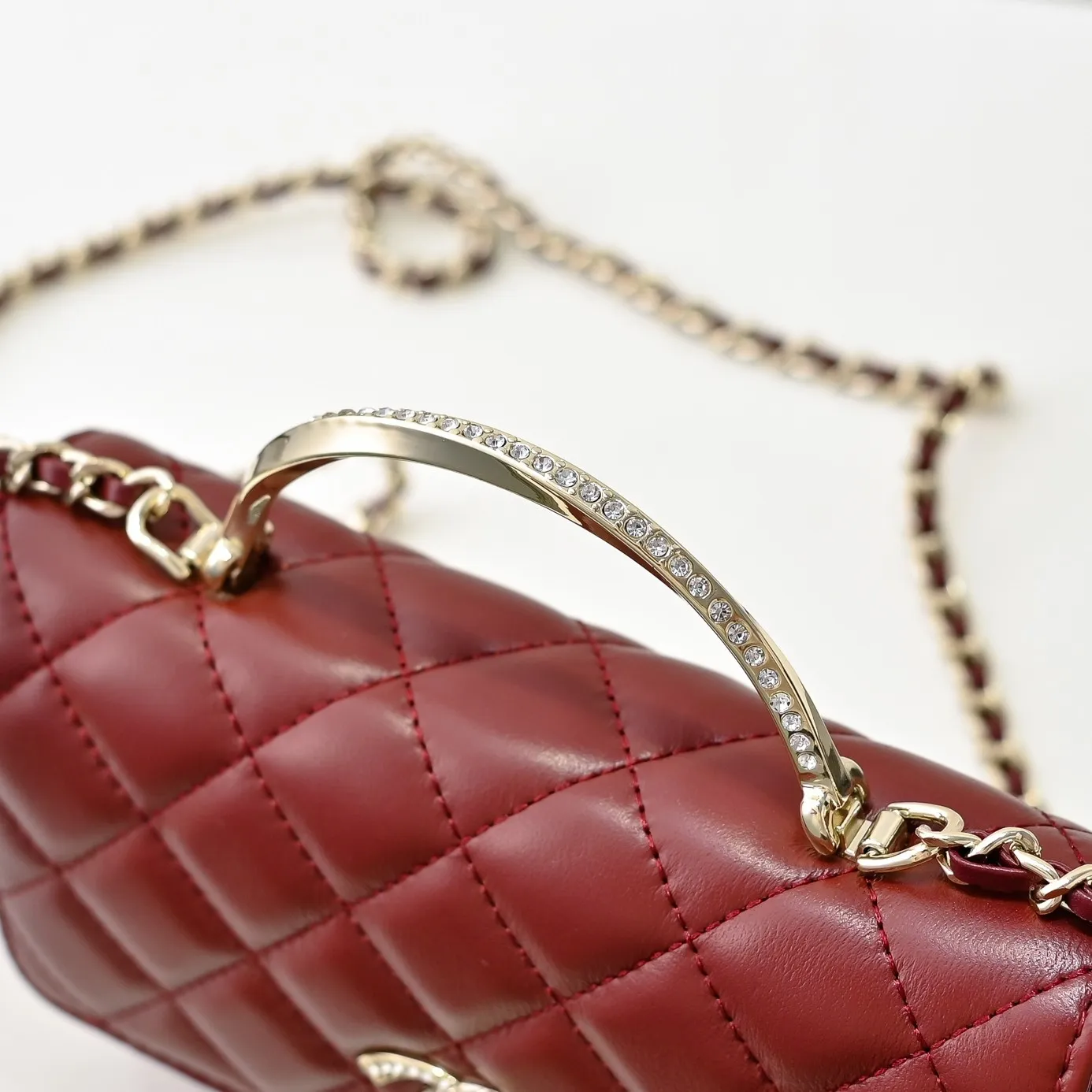 💰440￥👑CHANEL2024K new autumn and winter sheepskin metal rhinestone handle woc is really beautiful, can be carried by hand🉑️crossbody. I fell in love with the handle design as soon as I saw it. The design is so exquisite, the rhinestones are sparkling! ! ! ! Size: 19x12cm, style number: 1215