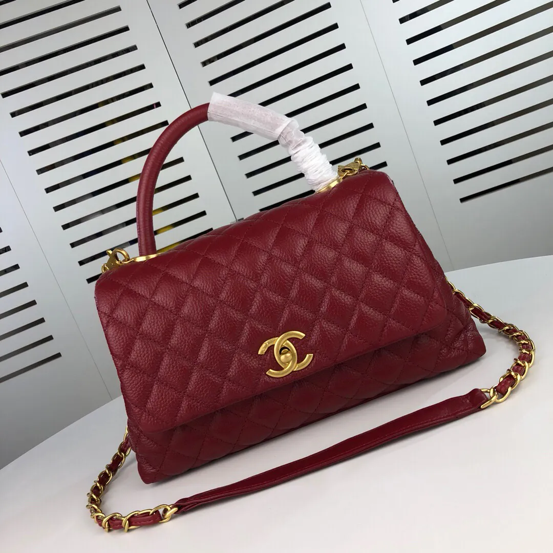 💰440￥Large maroon Chanel💥Uniquely designed buckle flap bag that can be used as a shoulder or hand carry🙌Purchased imported first-layer cowhide🐂Pebbled grainⓂ️Unique material with upgraded version of fully imported gilt hardware💍💍💍 Top masters😜Purely handcrafted and meticulously crafted😏You are dressed up with a high-end [Chanel] to make you graceful and radiant💃Forever fashionable Style number: 92992, size: 28*17*9,