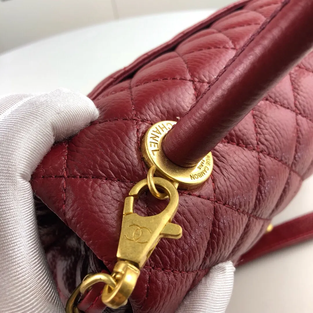 💰440￥Large maroon Chanel💥Uniquely designed buckle flap bag that can be used as a shoulder or hand carry🙌Purchased imported first-layer cowhide🐂Pebbled grainⓂ️Unique material with upgraded version of fully imported gilt hardware💍💍💍 Top masters😜Purely handcrafted and meticulously crafted😏You are dressed up with a high-end [Chanel] to make you graceful and radiant💃Forever fashionable Style number: 92992, size: 28*17*9,