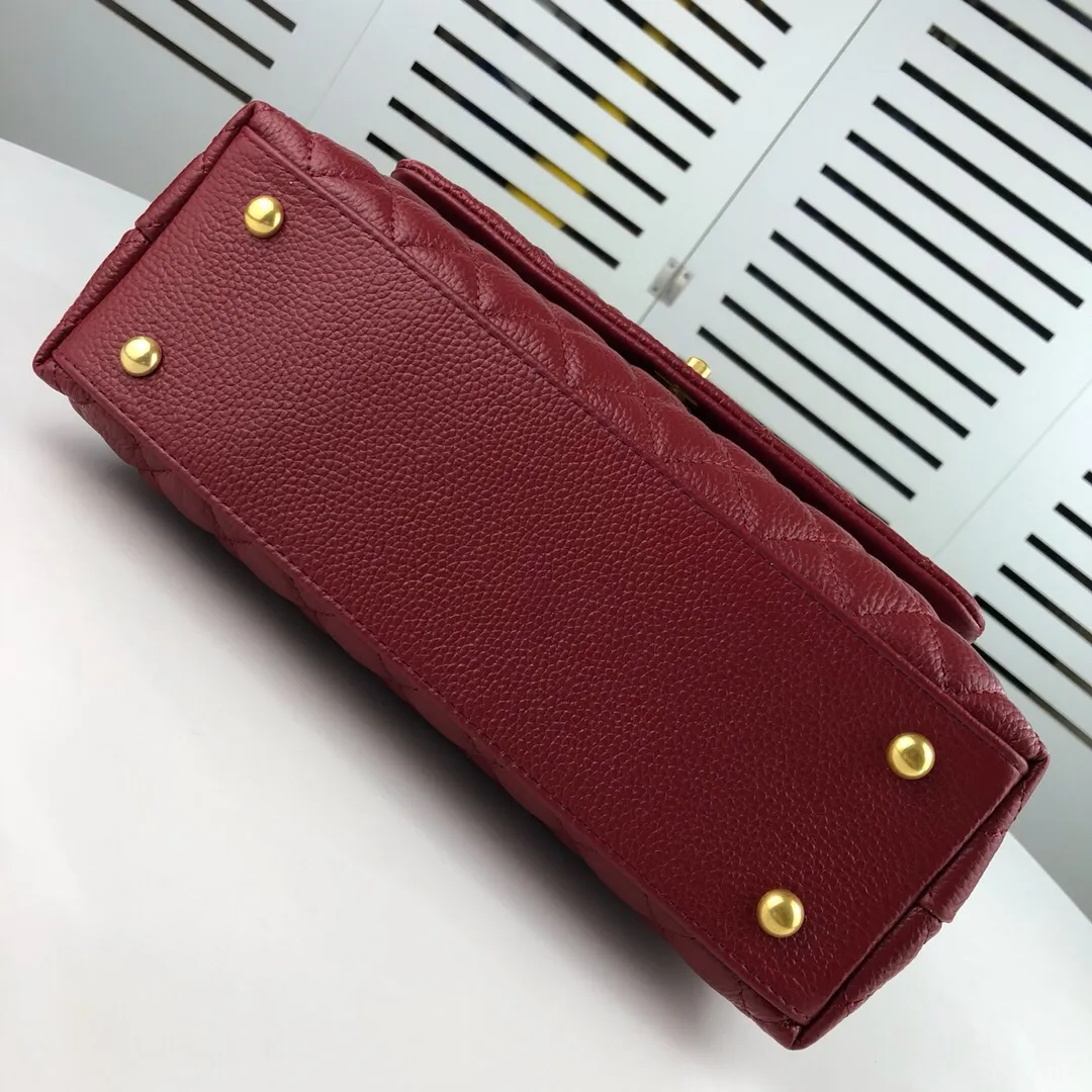 💰440￥Large maroon Chanel💥Uniquely designed buckle flap bag that can be used as a shoulder or hand carry🙌Purchased imported first-layer cowhide🐂Pebbled grainⓂ️Unique material with upgraded version of fully imported gilt hardware💍💍💍 Top masters😜Purely handcrafted and meticulously crafted😏You are dressed up with a high-end [Chanel] to make you graceful and radiant💃Forever fashionable Style number: 92992, size: 28*17*9,