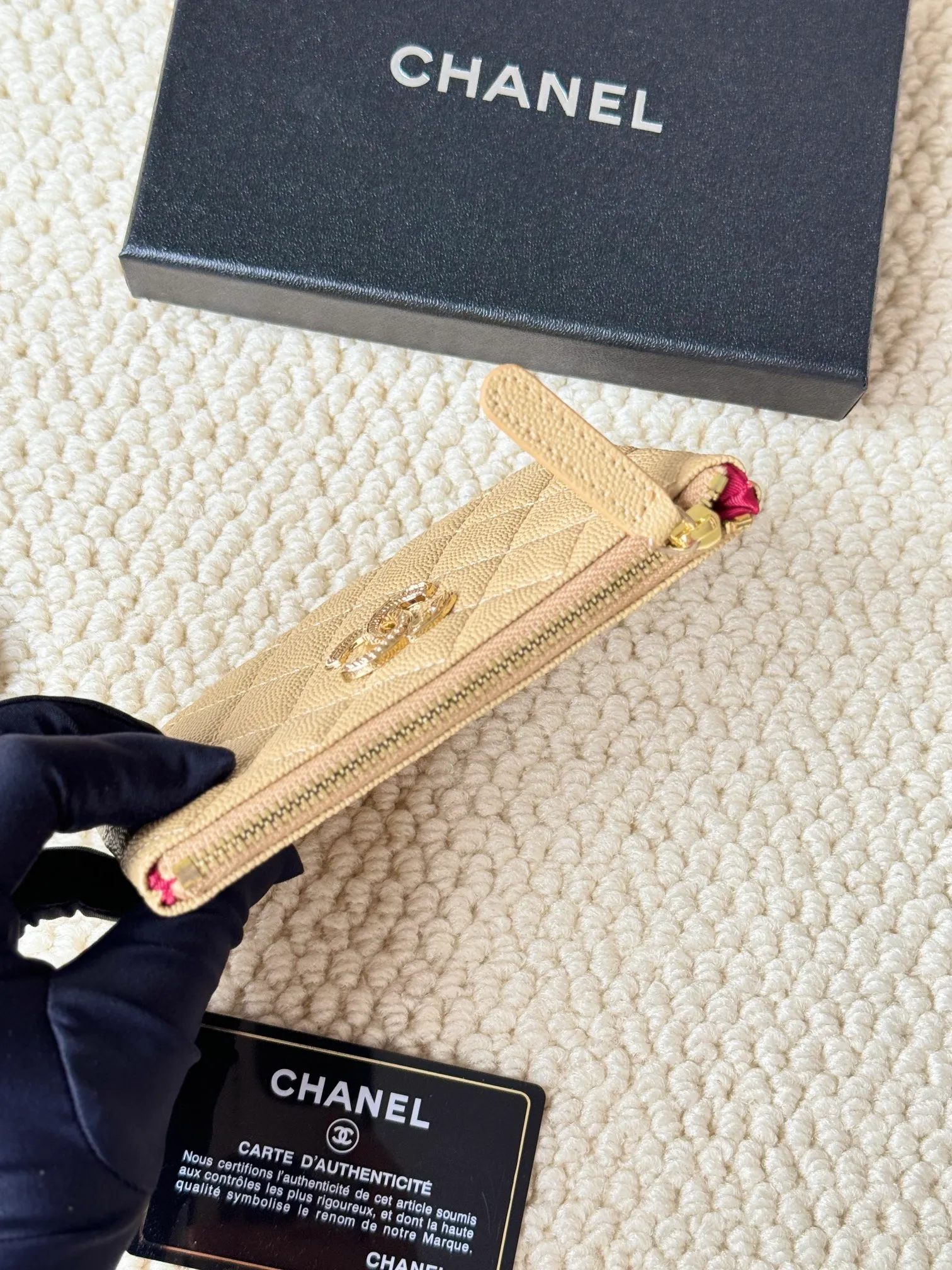 💰130 CHANEL 22k embossed lgo large double C hardware, fresh design, exquisite replica flavor, very beautiful, official website 2023 latest 🆕Card holder. Caviar medium ball grain cowhide is anti-scratch, super glossy. It is troublesome to carry a bag that is too big in summer. It is suitable for putting in a mini bag, and it is convenient to put in your pocket😍 The bag has a zipper, super practical, you can also put cards, change, coins, keys inside! Style number: 82365 Size: 15*8.5 Color: ball pattern gold,