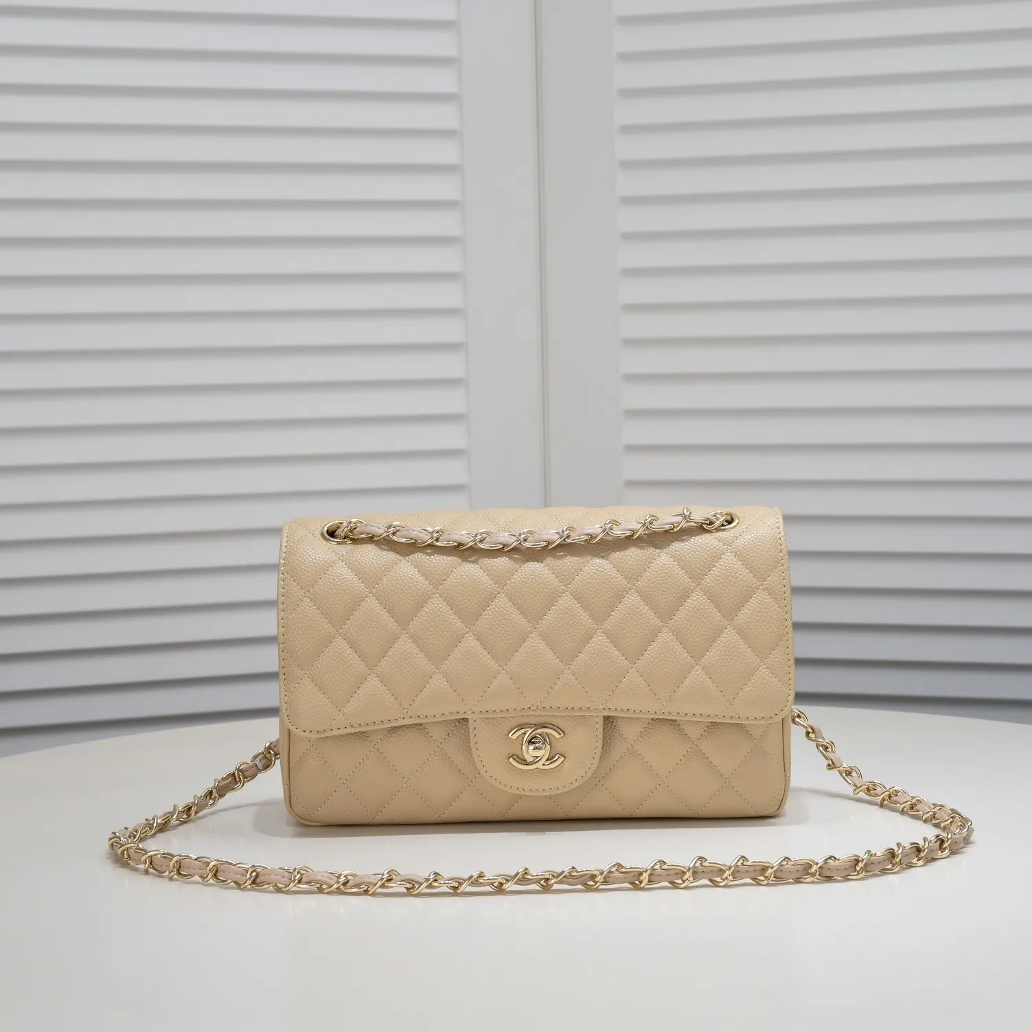 💰400￥Apricot Chanel,...Palace-level poison👏...Original overseas factory CF2.55...😱 Absolutely the top-notch caviar ball-grain cowhide you have never seen...✨Real K gold➰Gold buckle✨👑 The line spacing is perfectly consistent. The side of the bag is perfectly streamlined👏..It must have such a texture to be perfect💋 Follow the 9-pin diamond pattern. The flip cover is smooth and seamless ☑️ Strong visual three-dimensional effect 🔱 The diamond pattern is full and delicate 💑 It is super smooth, soft and comfortable to use 👒 CF is a must-have for girls. Size: 25.5*16*6.5cm. Style number: 1112 ball pattern
