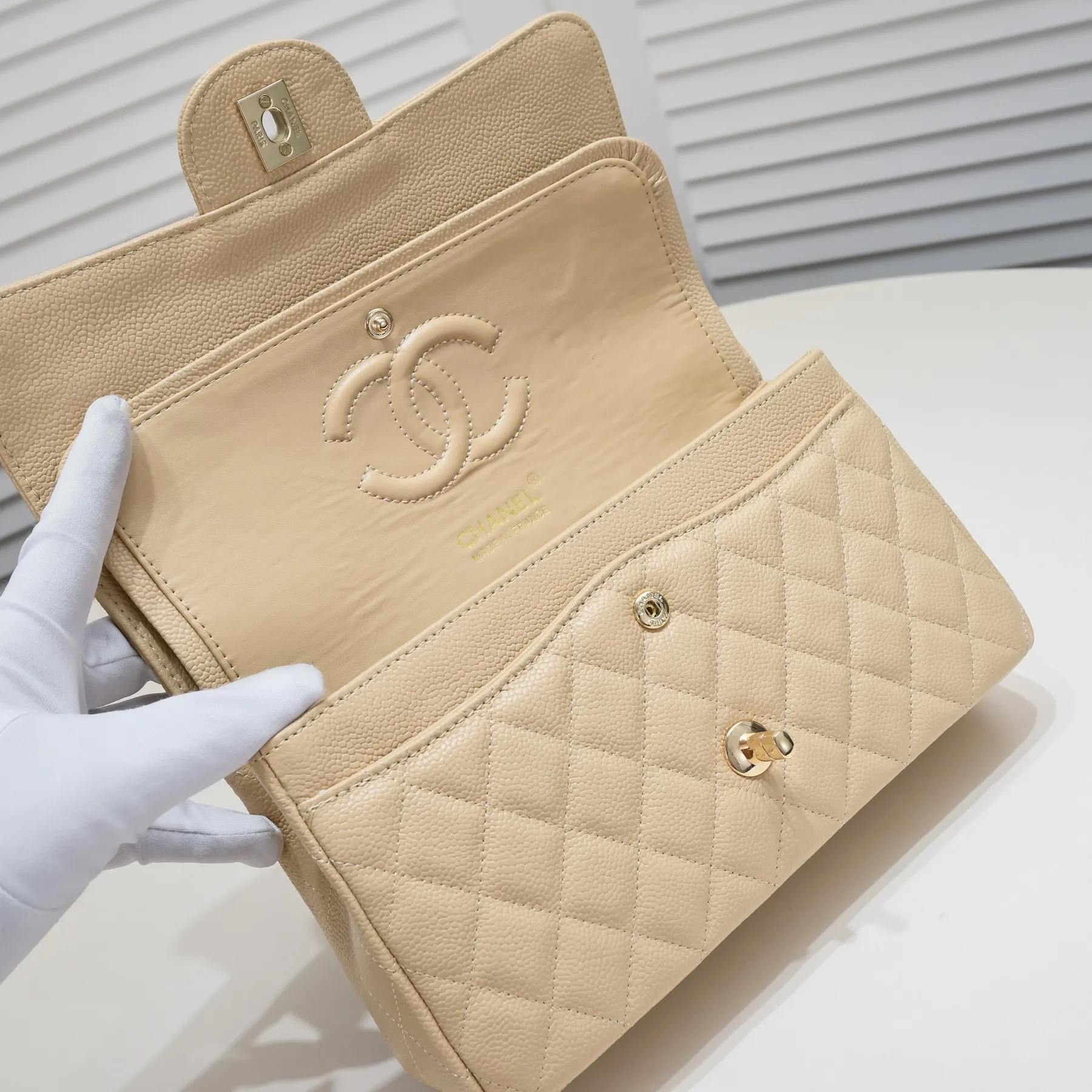 💰400￥Apricot Chanel,...Palace-level poison👏...Original overseas factory CF2.55...😱 Absolutely the top-notch caviar ball-grain cowhide you have never seen...✨Real K gold➰Gold buckle✨👑 The line spacing is perfectly consistent. The side of the bag is perfectly streamlined👏..It must have such a texture to be perfect💋 Follow the 9-pin diamond pattern. The flip cover is smooth and seamless ☑️ Strong visual three-dimensional effect 🔱 The diamond pattern is full and delicate 💑 It is super smooth, soft and comfortable to use 👒 CF is a must-have for girls. Size: 25.5*16*6.5cm. Style number: 1112 ball pattern
