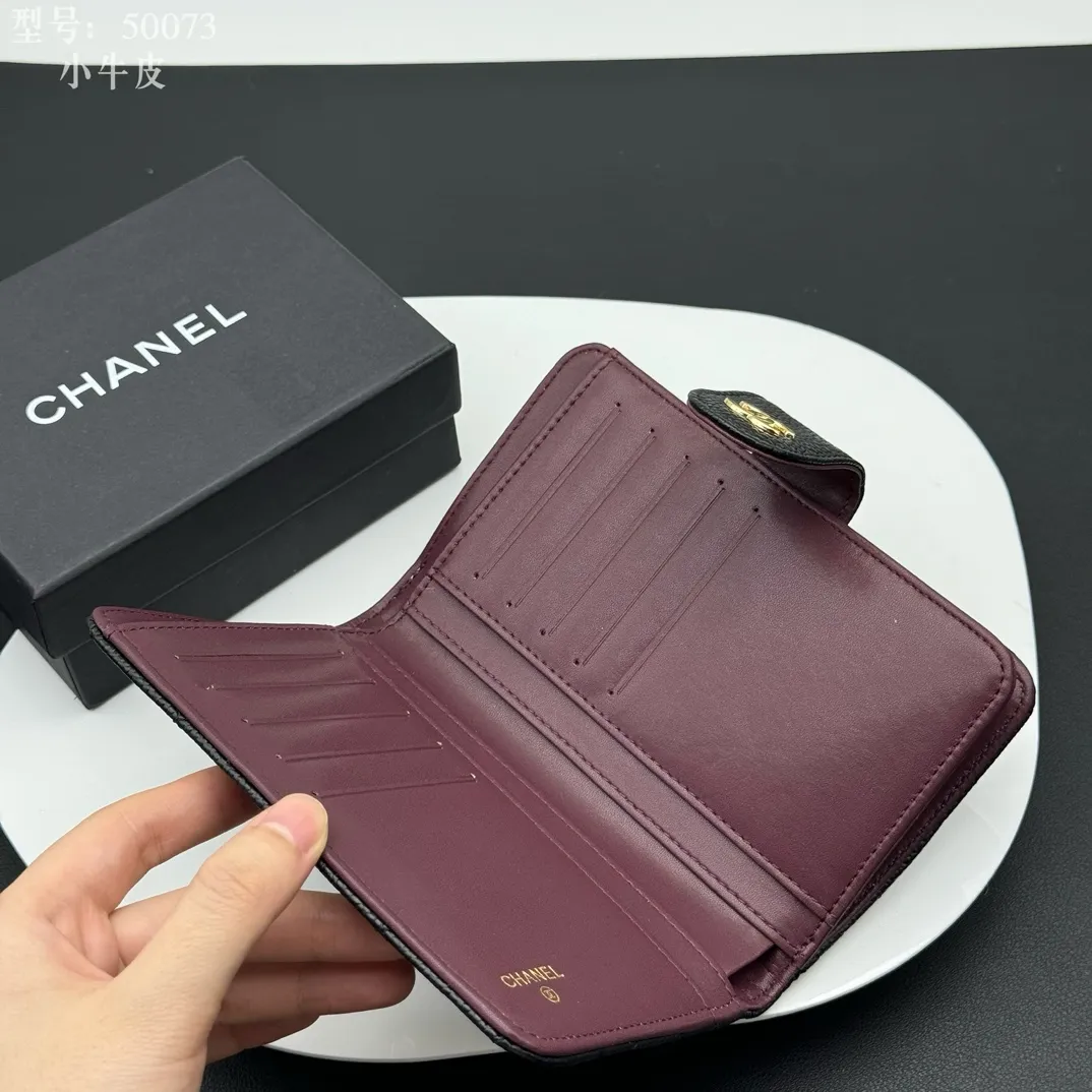 💰210 💎Top quality box 𝑪𝑯𝑨𝑵𝑬𝑳Chanel Caviar/Black Gold 💌 Full cowhide inside and outside Chanel counters The new medium wallet is made of imported caviar cowhide and is made with precision. The exquisite original iconic logo is eye-catching and makes girls irresistible! It has 5 card slots, a zipper bag, large-capacity cash slot, multiple compartments, and the perfect size. Whether it is placed in a large bag or a small bag or held in the palm of your hand, it is eye-catching and hard to put down. It is not only exquisite but also extremely practical! Size: 15x10x3cm Style number: A50073 Caviar Gold
