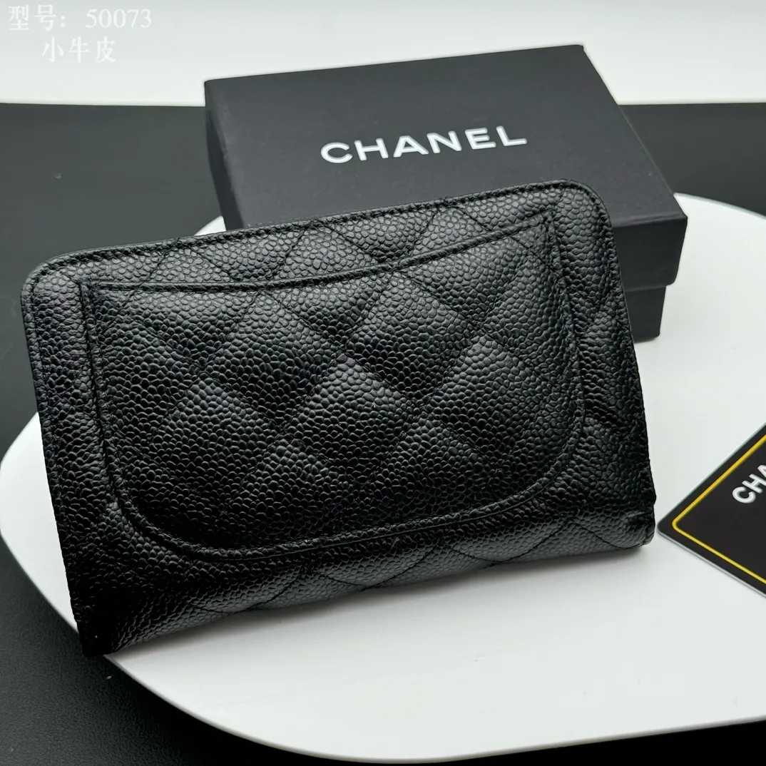 💰210 💎Top quality box 𝑪𝑯𝑨𝑵𝑬𝑳Chanel Caviar/Black Gold 💌 Full cowhide inside and outside Chanel counters The new medium wallet is made of imported caviar cowhide and is made with precision. The exquisite original iconic logo is eye-catching and makes girls irresistible! It has 5 card slots, a zipper bag, large-capacity cash slot, multiple compartments, and the perfect size. Whether it is placed in a large bag or a small bag or held in the palm of your hand, it is eye-catching and hard to put down. It is not only exquisite but also extremely practical! Size: 15x10x3cm Style number: A50073 Caviar Gold