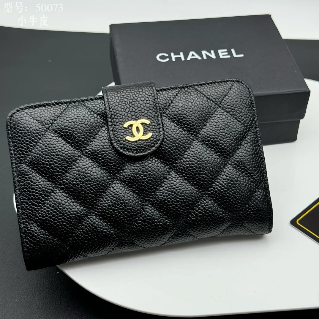 💰210 💎Top quality box 𝑪𝑯𝑨𝑵𝑬𝑳Chanel Caviar/Black Gold 💌 Full cowhide inside and outside Chanel counters The new medium wallet is made of imported caviar cowhide and is made with precision. The exquisite original iconic logo is eye-catching and makes girls irresistible! It has 5 card slots, a zipper bag, large-capacity cash slot, multiple compartments, and the perfect size. Whether it is placed in a large bag or a small bag or held in the palm of your hand, it is eye-catching and hard to put down. It is not only exquisite but also extremely practical! Size: 15x10x3cm Style number: A50073 Caviar Gold