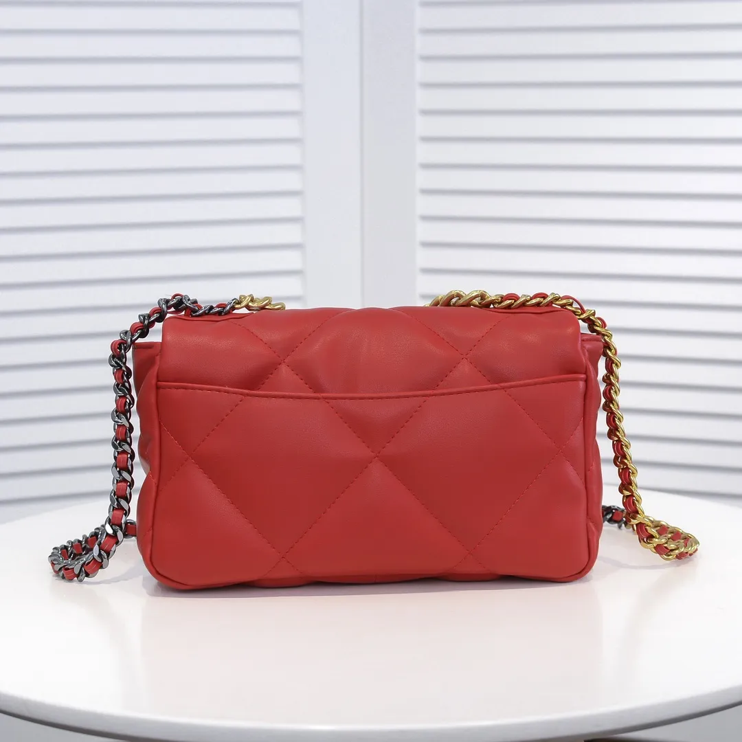 💰370￥Chanel's latest popular model in small red size is now available📣📣Synchronized with counters🤭Imported cowhide🐂feels very soft. The upper body effect is super good, it can be carried by hand, on one shoulder or cross-body, showing the elegance and charm of women. Hurry up and get it. Style number: 9010. Size: 26*16*10cm.