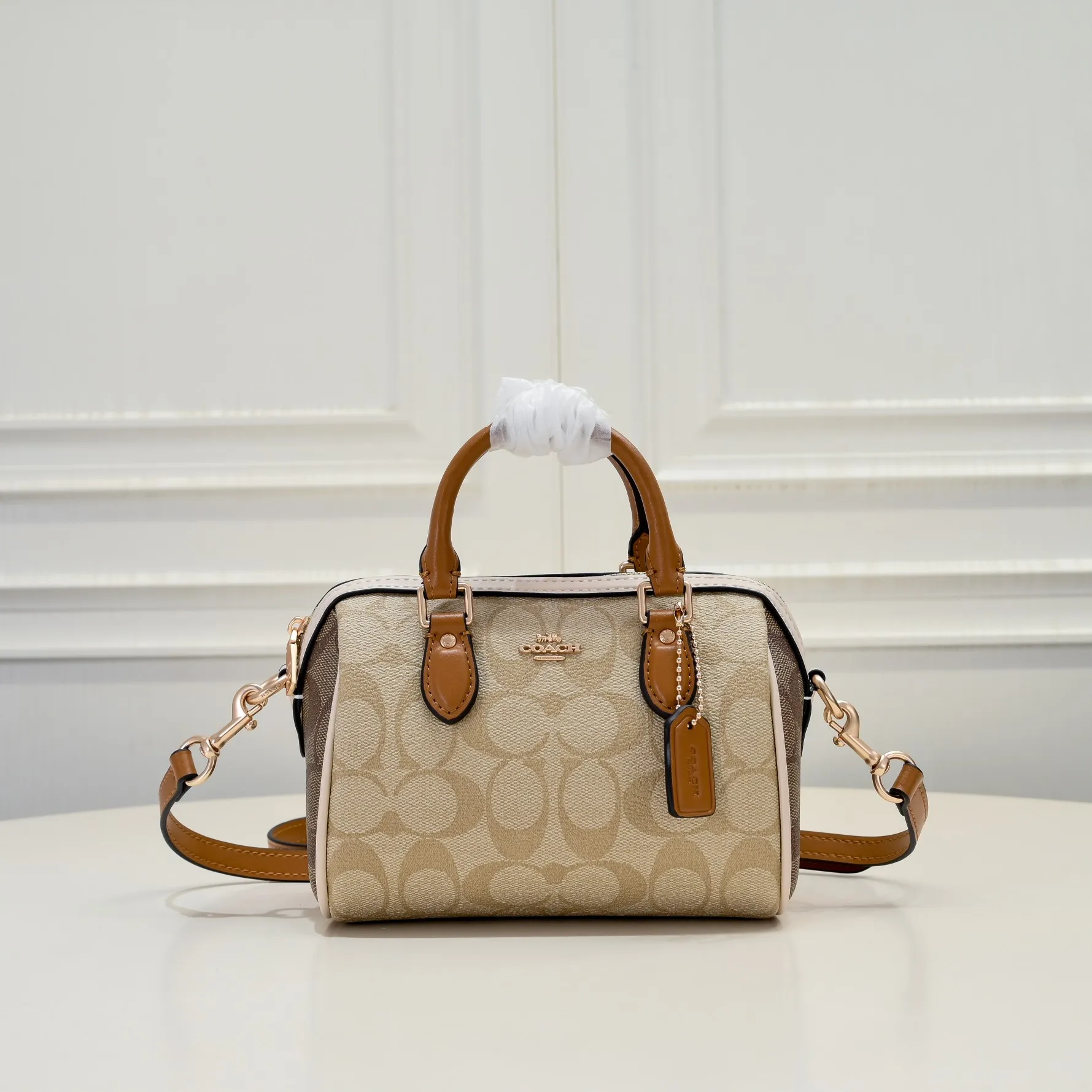 The new Coach small size Boston CR244 milk tea new color is so beautiful and exquisite! Moreover, the Boston bag shape is particularly versatile! The presbyopic color-blocking design is classic and eye-catching! Size:17.5*12*10cm