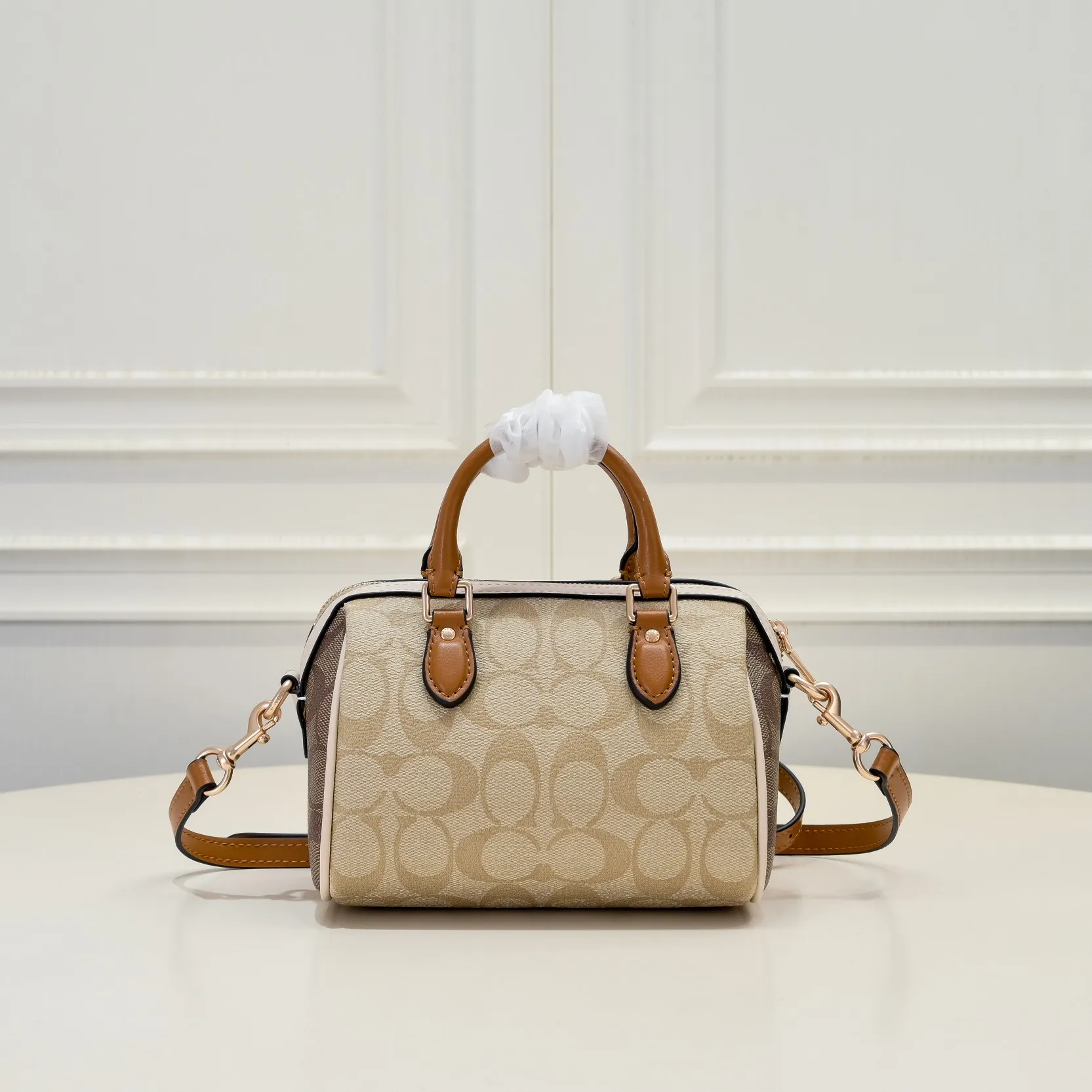 The new Coach small size Boston CR244 milk tea new color is so beautiful and exquisite! Moreover, the Boston bag shape is particularly versatile! The presbyopic color-blocking design is classic and eye-catching! Size:17.5*12*10cm