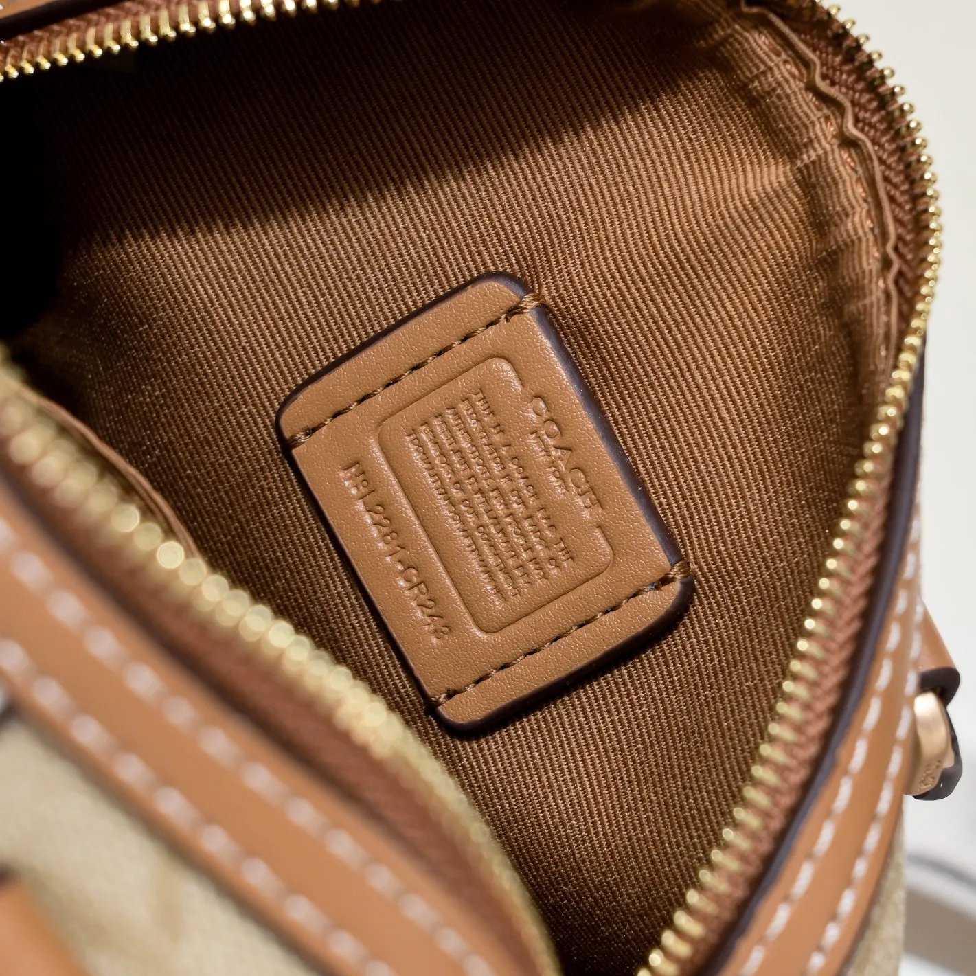The new Coach small size Boston CR244 milk tea new color is so beautiful and exquisite! Moreover, the Boston bag shape is particularly versatile! The presbyopic color-blocking design is classic and eye-catching! Size:17.5*12*10cm