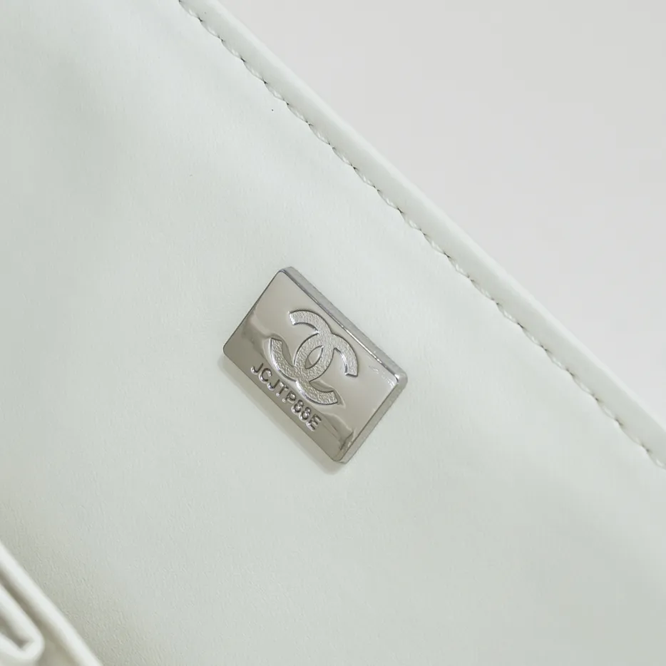 💰460￥ Off-white [color] Chanel [color] century classic, carefully crafted with exquisite workmanship of every stitch and thread, imported sheepskin with original hardware, full diamond pattern 💯The shape of the whole bag is particularly perfect in softness 👍👍😔😔Classic and irresistible, size: 30X18X8cm, style number: 1113