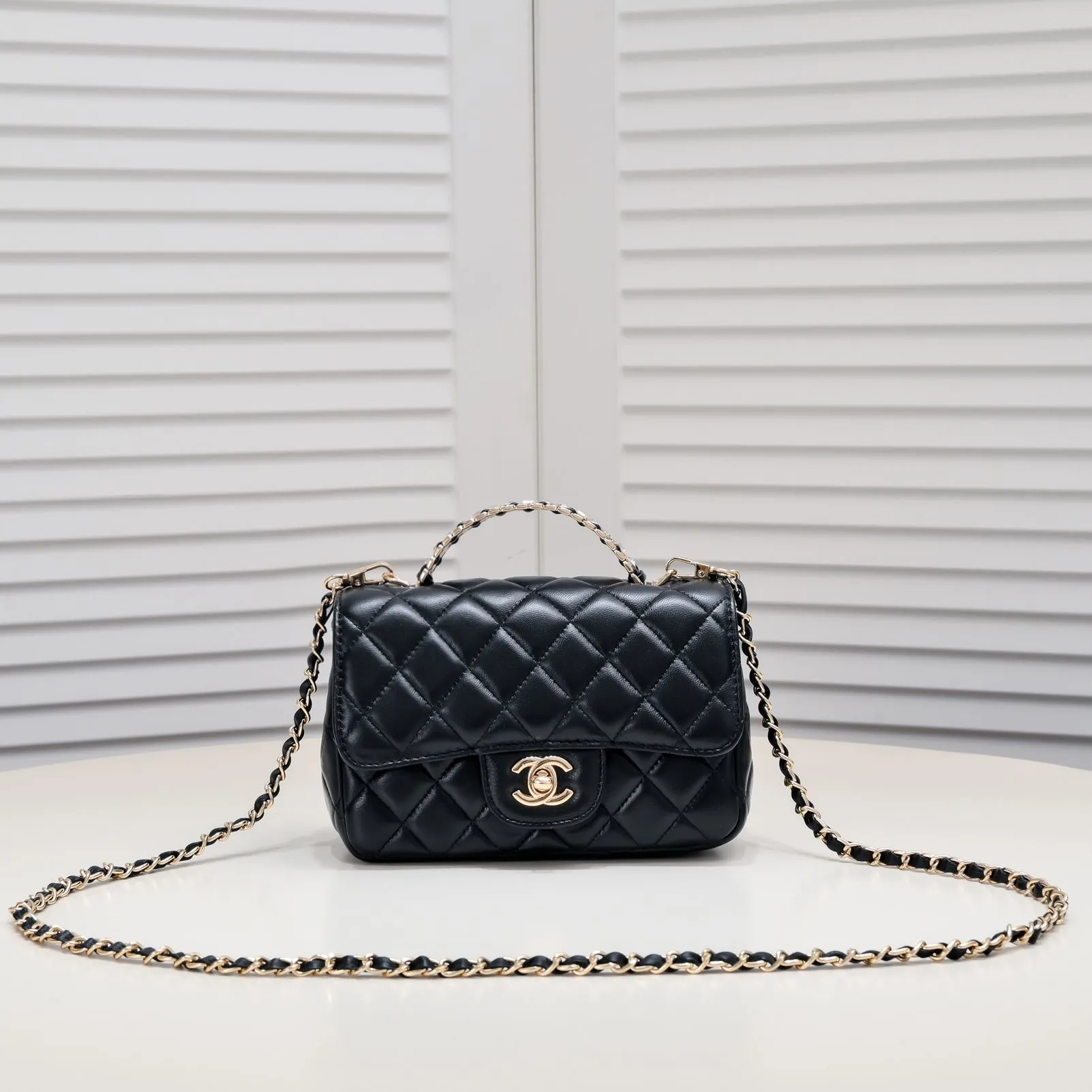 💰360￥Small size🦋Chanel🖤Get the 23A diamond handle cfmini in advance💎 The most important season of the year, the handicraft workshop originally released new products in June, but unexpectedly they quietly released them in May🦢 The most promising one this season is hard to get💓 I have purchased 2 sizes. The handle is made of leather and metal with diamonds💗 🖤The diamond handle is so beautiful, no girl wouldn’t love it🎗️Model number: 9104 Small size: 18*13*6.5cm