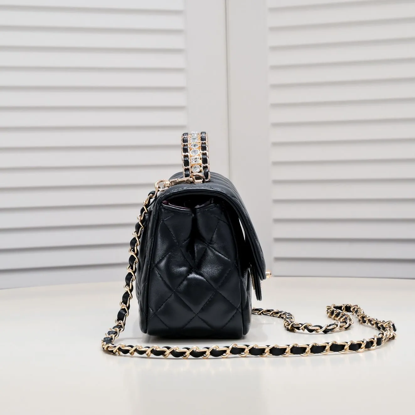 💰360￥Small size🦋Chanel🖤Get the 23A diamond handle cfmini in advance💎 The most important season of the year, the handicraft workshop originally released new products in June, but unexpectedly they quietly released them in May🦢 The most promising one this season is hard to get💓 I have purchased 2 sizes. The handle is made of leather and metal with diamonds💗 🖤The diamond handle is so beautiful, no girl wouldn’t love it🎗️Model number: 9104 Small size: 18*13*6.5cm