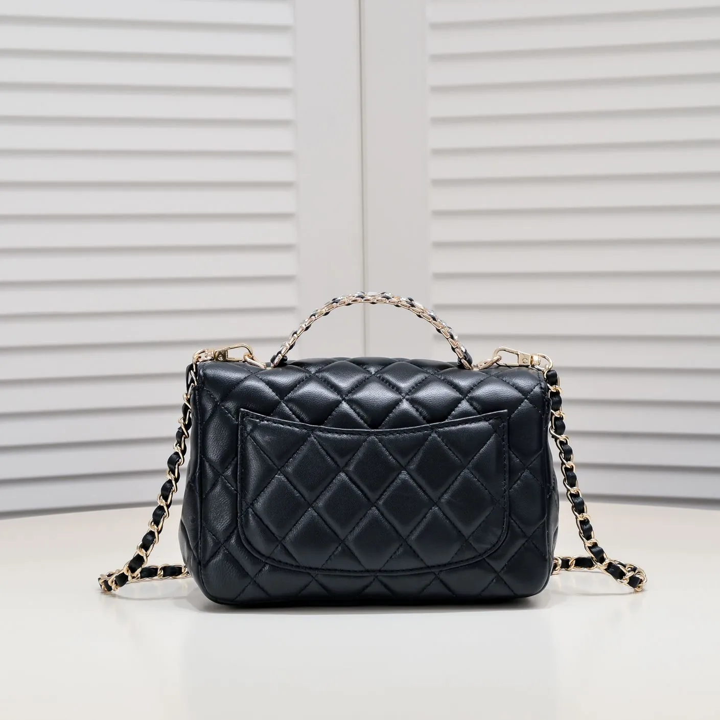 💰360￥Small size🦋Chanel🖤Get the 23A diamond handle cfmini in advance💎 The most important season of the year, the handicraft workshop originally released new products in June, but unexpectedly they quietly released them in May🦢 The most promising one this season is hard to get💓 I have purchased 2 sizes. The handle is made of leather and metal with diamonds💗 🖤The diamond handle is so beautiful, no girl wouldn’t love it🎗️Model number: 9104 Small size: 18*13*6.5cm