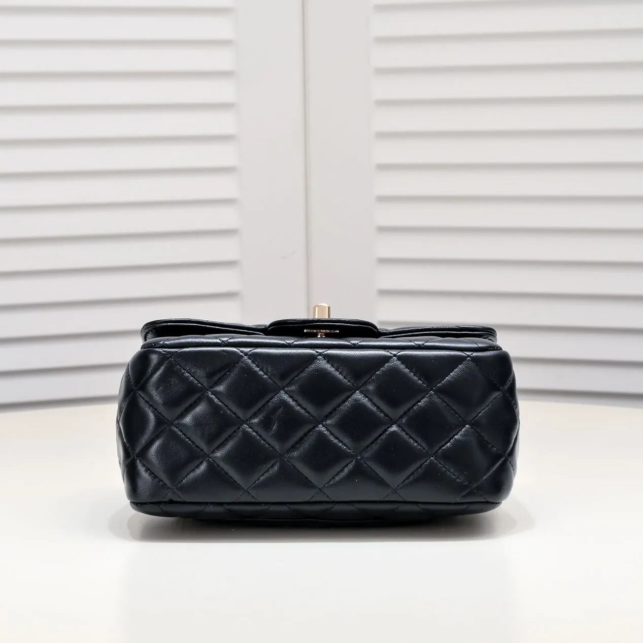 💰360￥Small size🦋Chanel🖤Get the 23A diamond handle cfmini in advance💎 The most important season of the year, the handicraft workshop originally released new products in June, but unexpectedly they quietly released them in May🦢 The most promising one this season is hard to get💓 I have purchased 2 sizes. The handle is made of leather and metal with diamonds💗 🖤The diamond handle is so beautiful, no girl wouldn’t love it🎗️Model number: 9104 Small size: 18*13*6.5cm