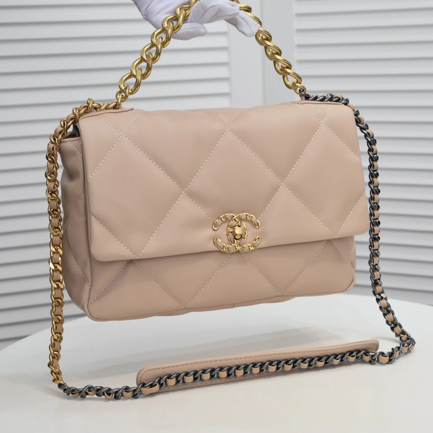 💰410￥Chanel’s latest hot model in apricot medium size has been shipped📣📣Synchronized with counters🤭Imported cowhide🐂feels very soft. The upper body effect is super good, it can be carried by hand, on one shoulder or cross-body, showing the elegance and charm of women. Hurry up and get it. Style number: 9011. Size: 30*20*12cm.