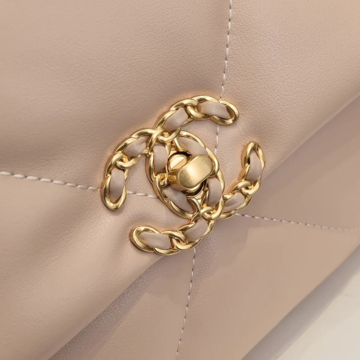 💰410￥Chanel’s latest hot model in apricot medium size has been shipped📣📣Synchronized with counters🤭Imported cowhide🐂feels very soft. The upper body effect is super good, it can be carried by hand, on one shoulder or cross-body, showing the elegance and charm of women. Hurry up and get it. Style number: 9011. Size: 30*20*12cm.