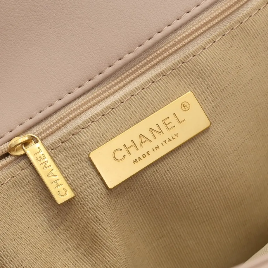 💰410￥Chanel’s latest hot model in apricot medium size has been shipped📣📣Synchronized with counters🤭Imported cowhide🐂feels very soft. The upper body effect is super good, it can be carried by hand, on one shoulder or cross-body, showing the elegance and charm of women. Hurry up and get it. Style number: 9011. Size: 30*20*12cm.