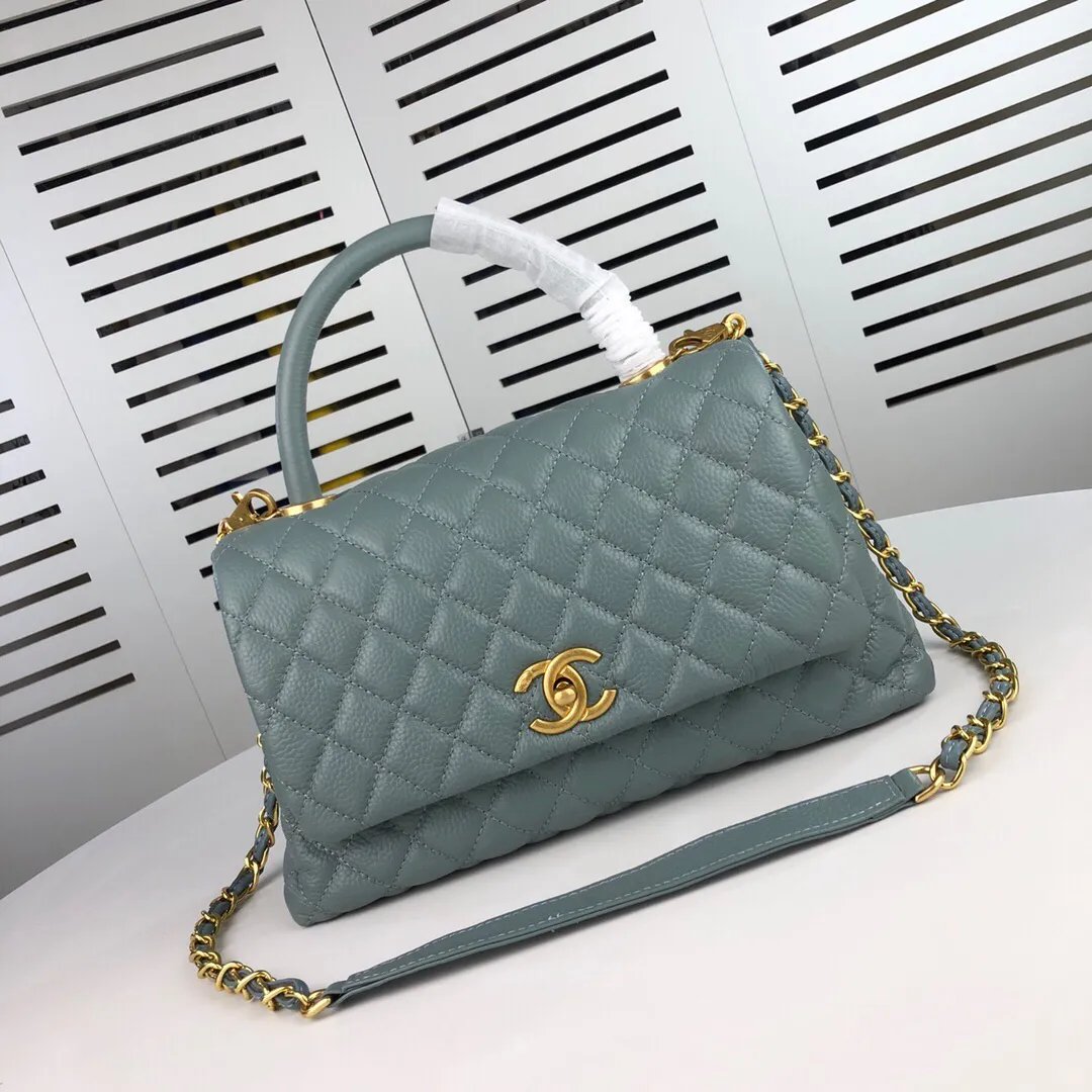 💰440￥Large haze blue Chanel💥Uniquely designed buckle flap bag that can be used as a shoulder or hand carry🙌Purchased imported first-layer cowhide🐂Lychee patternⓂ️Unique material with upgraded version of fully imported gilt hardware💍💍💍 Top masters😜Purely handcrafted and meticulously crafted😏You are dressed up with a high-end [Chanel] to make you graceful and radiant💃Forever fashionable Style number: 92992, size: 28*17*9,