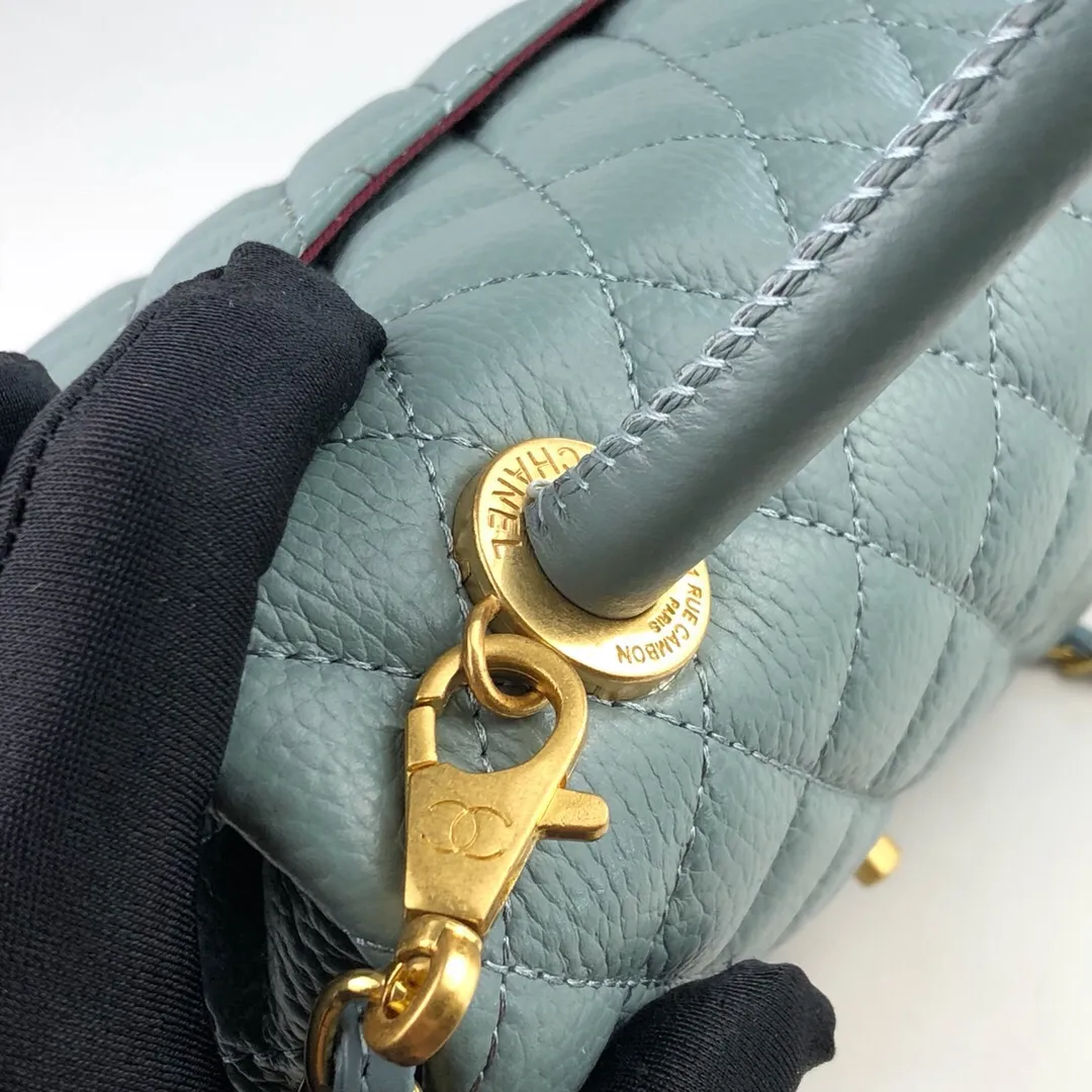 💰440￥Large haze blue Chanel💥Uniquely designed buckle flap bag that can be used as a shoulder or hand carry🙌Purchased imported first-layer cowhide🐂Lychee patternⓂ️Unique material with upgraded version of fully imported gilt hardware💍💍💍 Top masters😜Purely handcrafted and meticulously crafted😏You are dressed up with a high-end [Chanel] to make you graceful and radiant💃Forever fashionable Style number: 92992, size: 28*17*9,