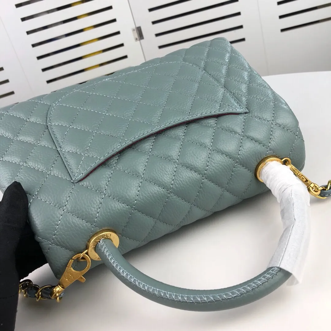 💰440￥Large haze blue Chanel💥Uniquely designed buckle flap bag that can be used as a shoulder or hand carry🙌Purchased imported first-layer cowhide🐂Lychee patternⓂ️Unique material with upgraded version of fully imported gilt hardware💍💍💍 Top masters😜Purely handcrafted and meticulously crafted😏You are dressed up with a high-end [Chanel] to make you graceful and radiant💃Forever fashionable Style number: 92992, size: 28*17*9,
