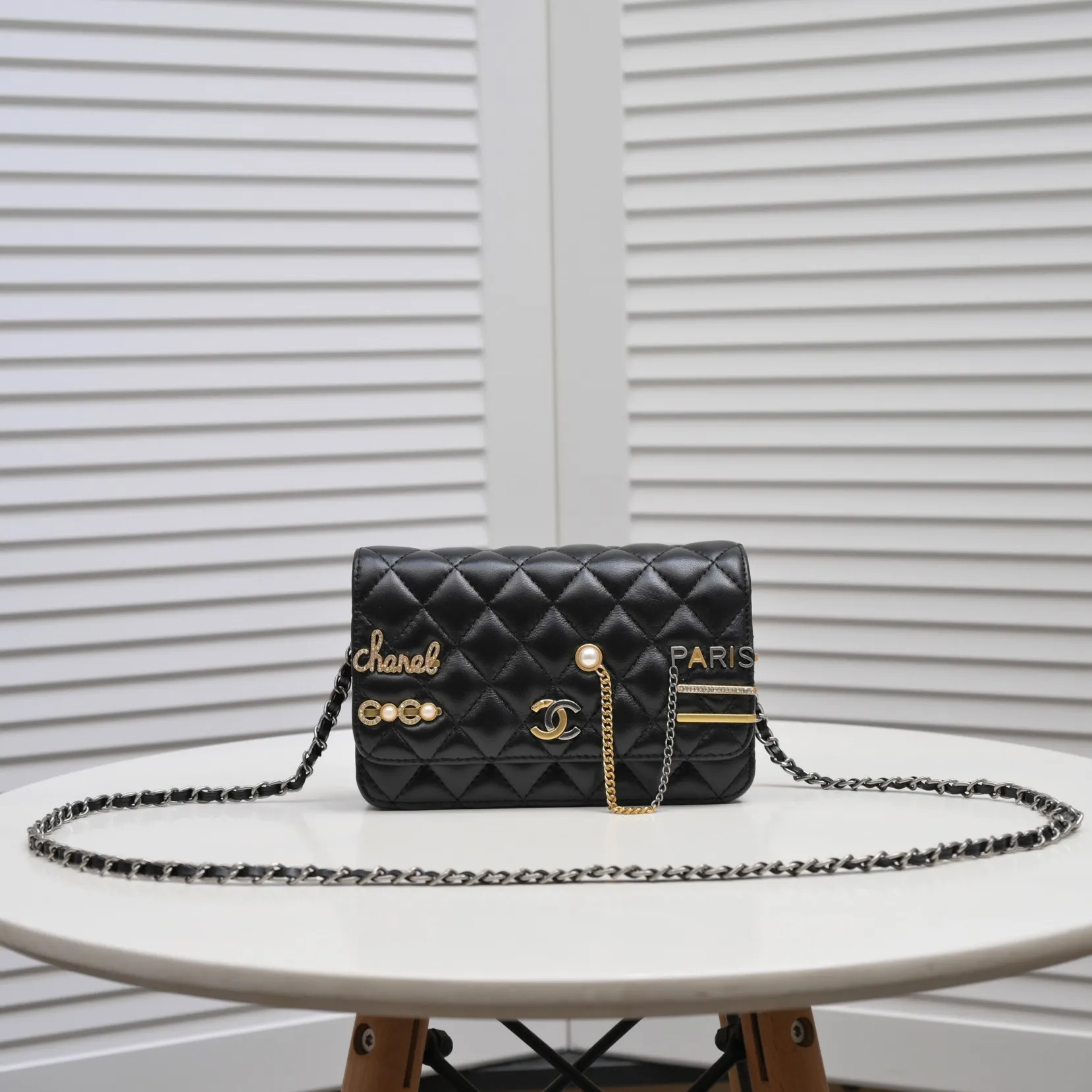 💰380￥✨✨ Chanel 2021ss✨C f style chain inlaid C H A N E L letter hardware is undoubtedly a new work, western and fashionable fashion💕 The latest C f micro-stamp style, the front panel is filled with small fragrance patterns, so beautiful, beauties want a different fortune bag Style number: 33814 letters