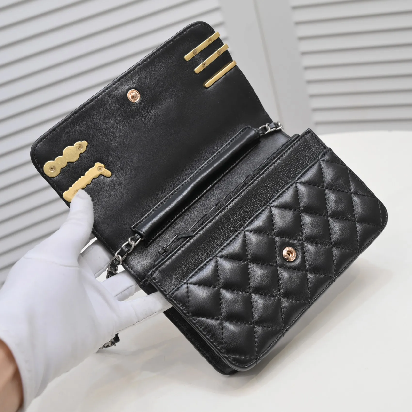 💰380￥✨✨ Chanel 2021ss✨C f style chain inlaid C H A N E L letter hardware is undoubtedly a new work, western and fashionable fashion💕 The latest C f micro-stamp style, the front panel is filled with small fragrance patterns, so beautiful, beauties want a different fortune bag Style number: 33814 letters