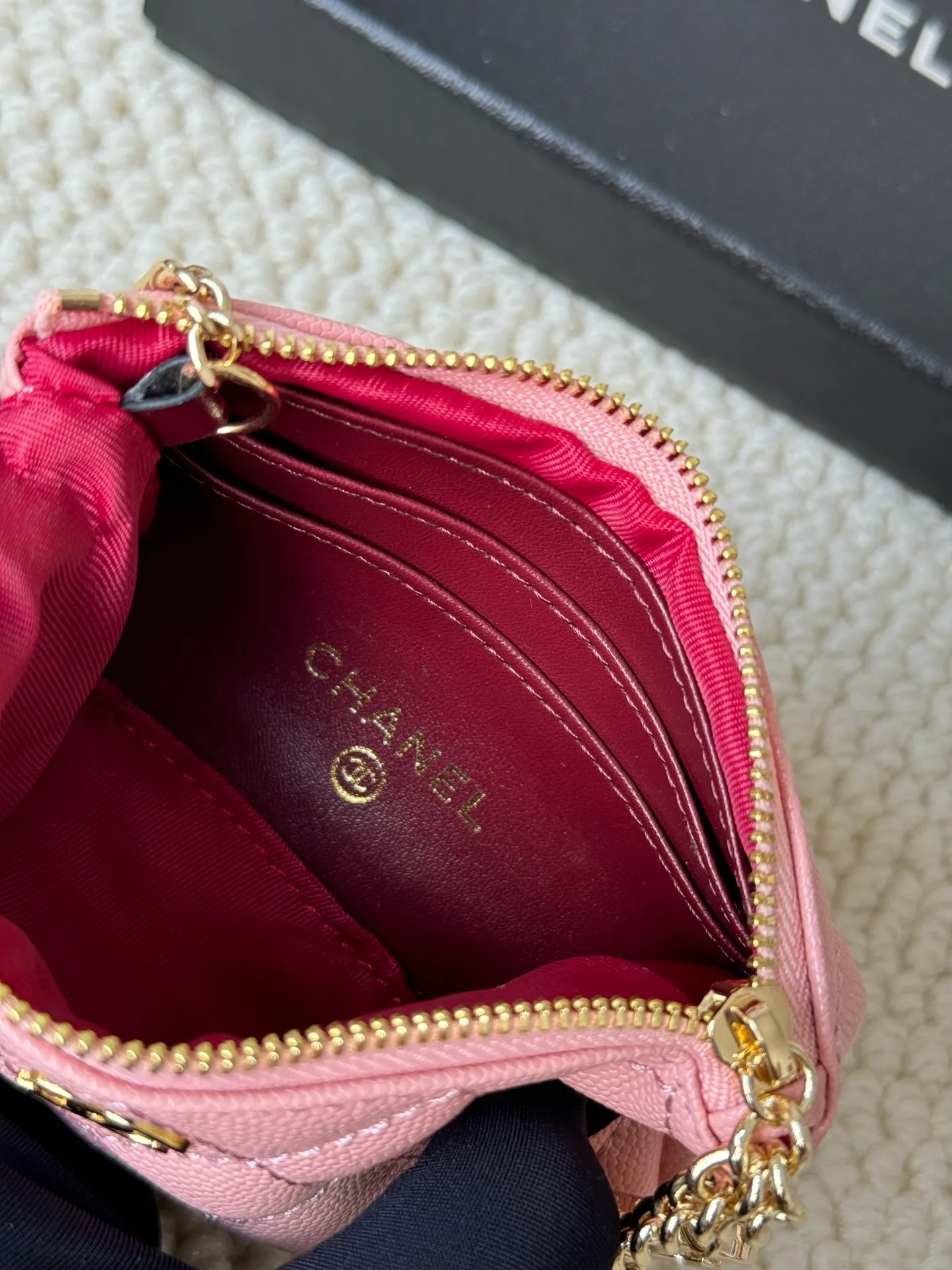 💰130 chanel cowhide caviar pendant coin purse💦 Style number: A50168 Classic small carry-on bag, one of the most practical bags in the era of mobile payment, cards, change, keys and lipstick in one package, cute, practical and connotative, nice card holder, key bag, coin purse, lipstick bag Reference size: 9.5×15×0.5cm
