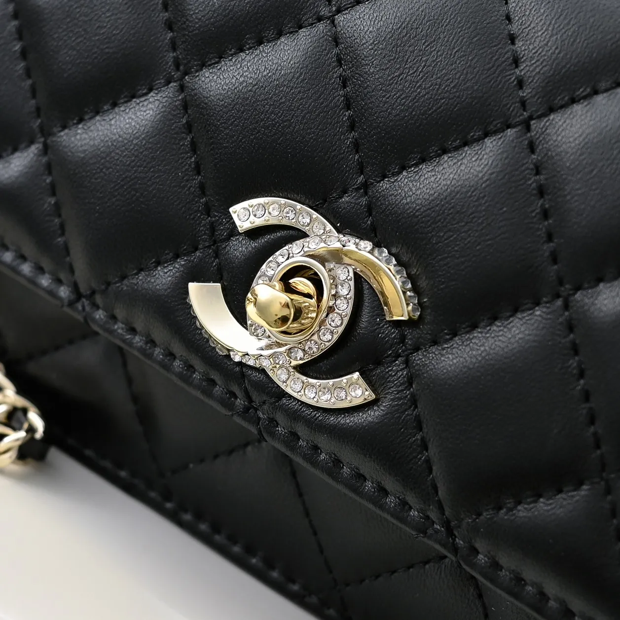💰440￥👑CHANEL2024K new autumn and winter sheepskin metal rhinestone handle woc is really beautiful, can be carried by hand🉑️crossbody. I fell in love with the handle design as soon as I saw it. The design is so exquisite, the rhinestones are sparkling! ! ! ! Size: 19x12cm, style number: 1215
