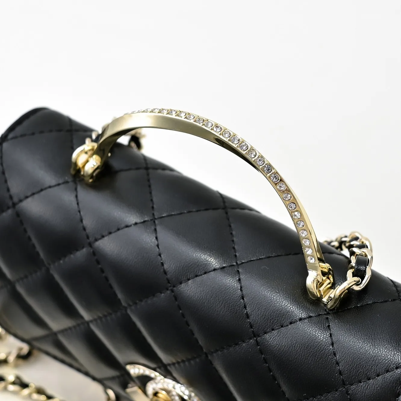💰440￥👑CHANEL2024K new autumn and winter sheepskin metal rhinestone handle woc is really beautiful, can be carried by hand🉑️crossbody. I fell in love with the handle design as soon as I saw it. The design is so exquisite, the rhinestones are sparkling! ! ! ! Size: 19x12cm, style number: 1215
