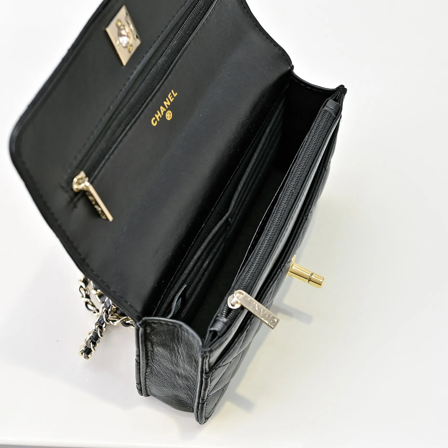 💰440￥👑CHANEL2024K new autumn and winter sheepskin metal rhinestone handle woc is really beautiful, can be carried by hand🉑️crossbody. I fell in love with the handle design as soon as I saw it. The design is so exquisite, the rhinestones are sparkling! ! ! ! Size: 19x12cm, style number: 1215