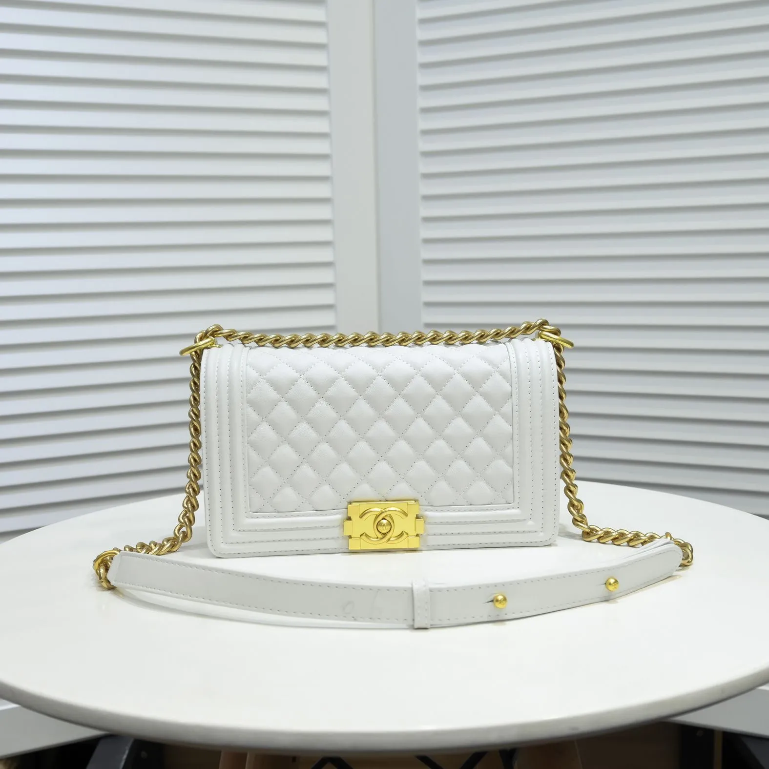 💰420￥ (Full sheepskin with original hardware) [Smile] Chanel Chanel 👑 Lambskin [Lightning] Thickened electroplated hardware accessories 🌈 The workmanship is comparable to the original order 💪 The bottom can be pinched and rebounded without trace, absolutely spot-on and real-life, fashionable and durable 💪💪 High-end quality, no pressure in and out of the drill cabinet 💏, size 25*15*8cm, style number: 67086 gold slip