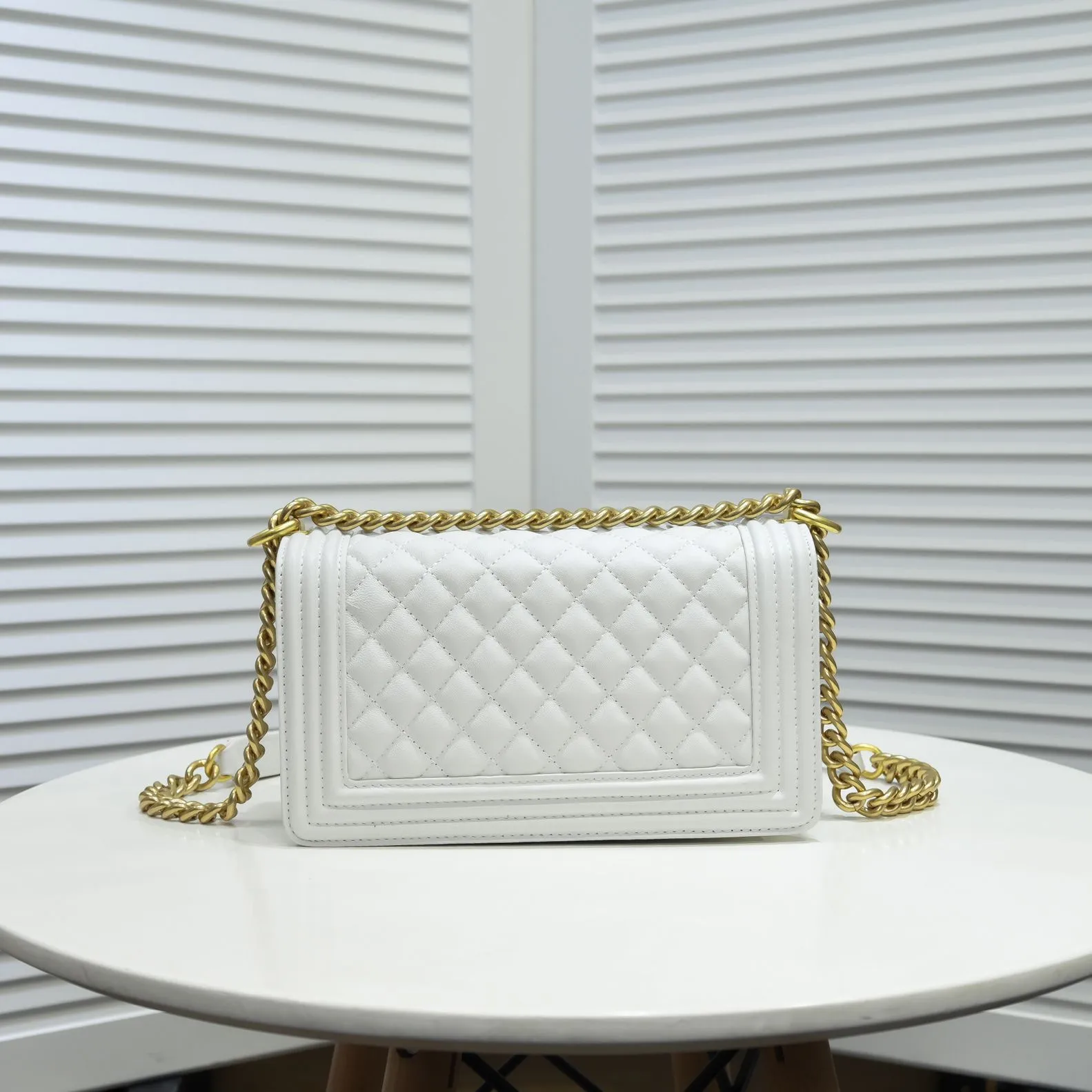 💰420￥ (Full sheepskin with original hardware) [Smile] Chanel Chanel 👑 Lambskin [Lightning] Thickened electroplated hardware accessories 🌈 The workmanship is comparable to the original order 💪 The bottom can be pinched and rebounded without trace, absolutely spot-on and real-life, fashionable and durable 💪💪 High-end quality, no pressure in and out of the drill cabinet 💏, size 25*15*8cm, style number: 67086 gold slip