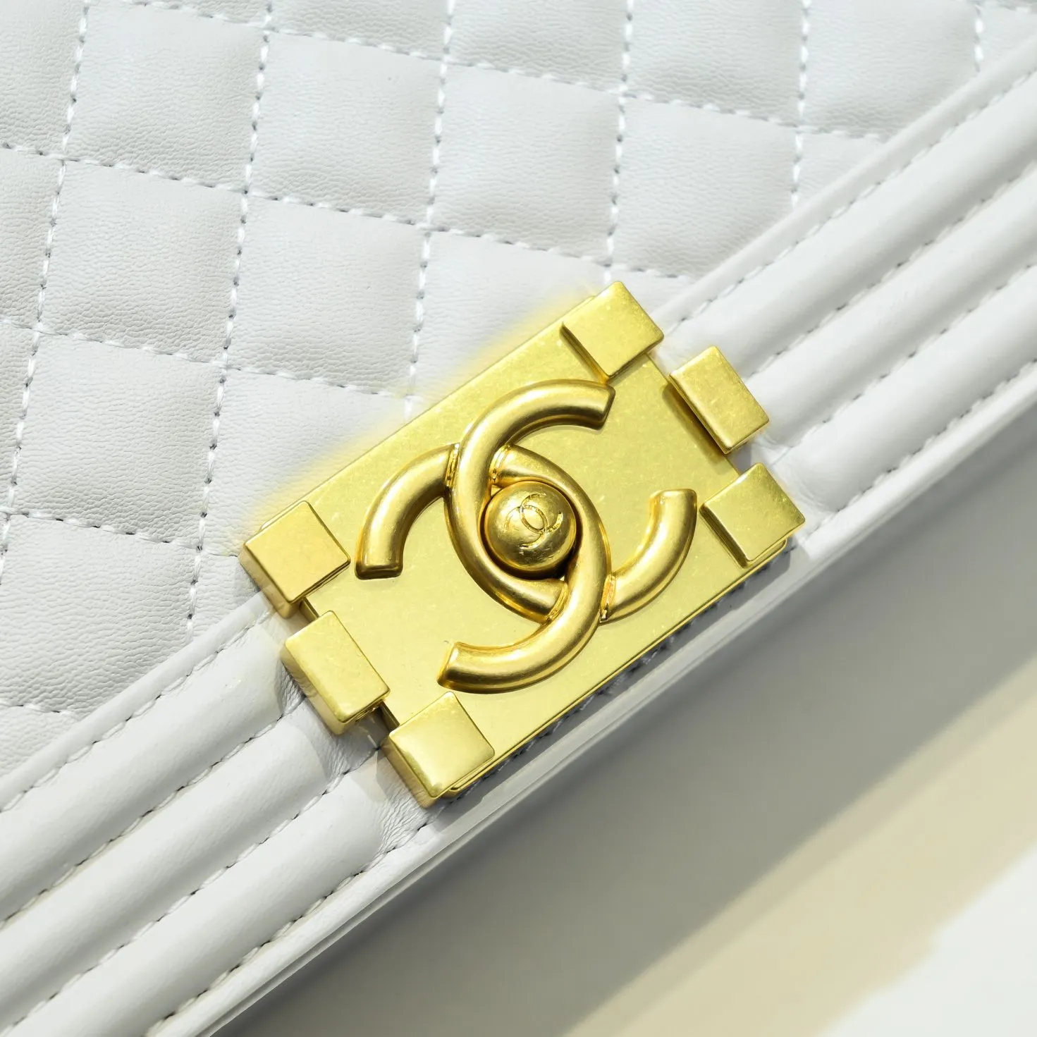 💰420￥ (Full sheepskin with original hardware) [Smile] Chanel Chanel 👑 Lambskin [Lightning] Thickened electroplated hardware accessories 🌈 The workmanship is comparable to the original order 💪 The bottom can be pinched and rebounded without trace, absolutely spot-on and real-life, fashionable and durable 💪💪 High-end quality, no pressure in and out of the drill cabinet 💏, size 25*15*8cm, style number: 67086 gold slip