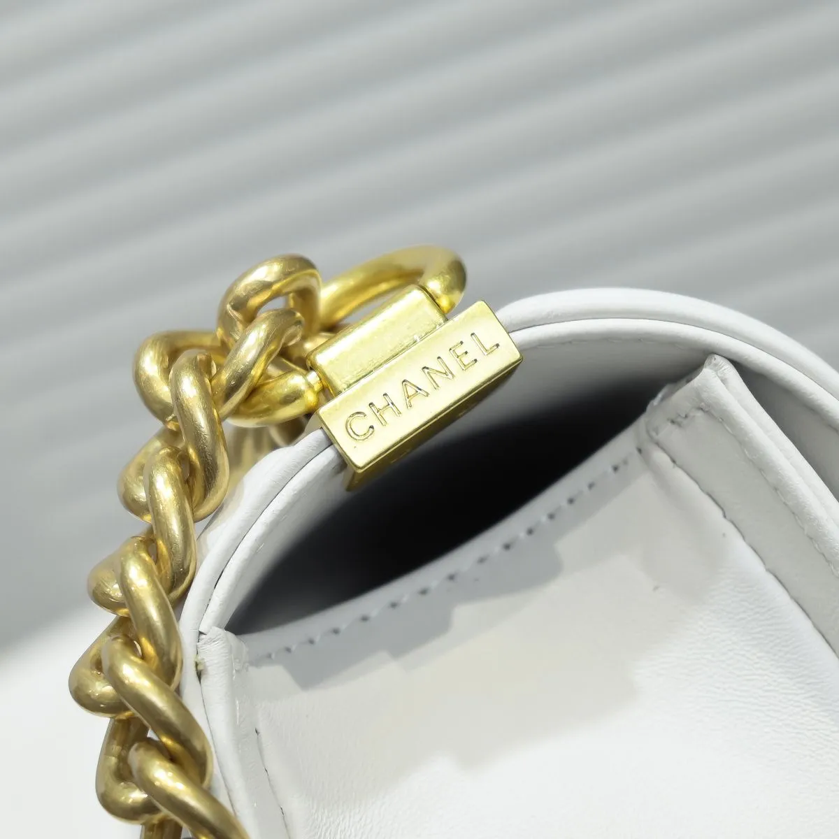 💰420￥ (Full sheepskin with original hardware) [Smile] Chanel Chanel 👑 Lambskin [Lightning] Thickened electroplated hardware accessories 🌈 The workmanship is comparable to the original order 💪 The bottom can be pinched and rebounded without trace, absolutely spot-on and real-life, fashionable and durable 💪💪 High-end quality, no pressure in and out of the drill cabinet 💏, size 25*15*8cm, style number: 67086 gold slip