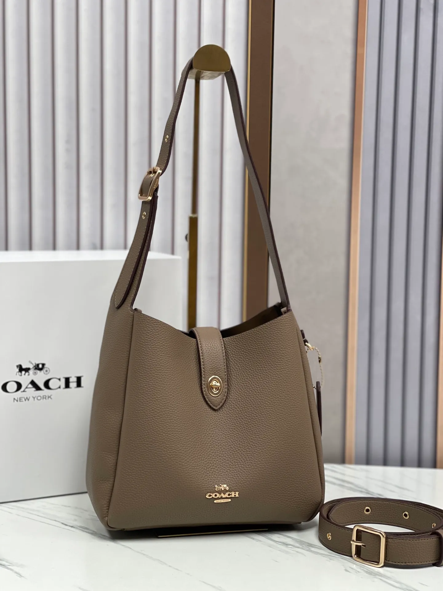P400💰Coach’s October new product Hadley is simply amazing. Classic C print, fashionable and versatile. Whether it is carried on the shoulder or cross-body, you can easily control various styles. How can you miss such a good product? Hadley Shoulder Bag Model No.: CW002 CW003 CW004 Size: 25-22-8cm