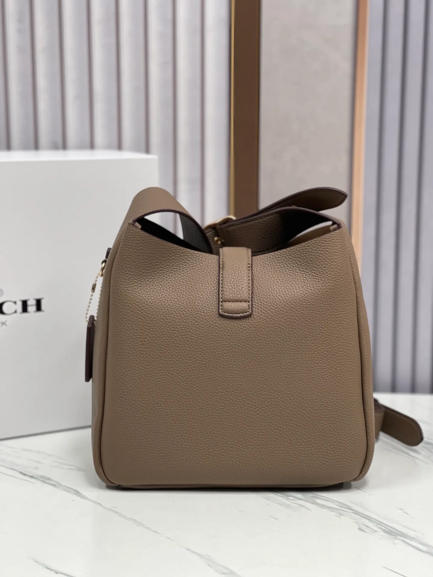 P400💰Coach’s October new product Hadley is simply amazing. Classic C print, fashionable and versatile. Whether it is carried on the shoulder or cross-body, you can easily control various styles. How can you miss such a good product? Hadley Shoulder Bag Model No.: CW002 CW003 CW004 Size: 25-22-8cm