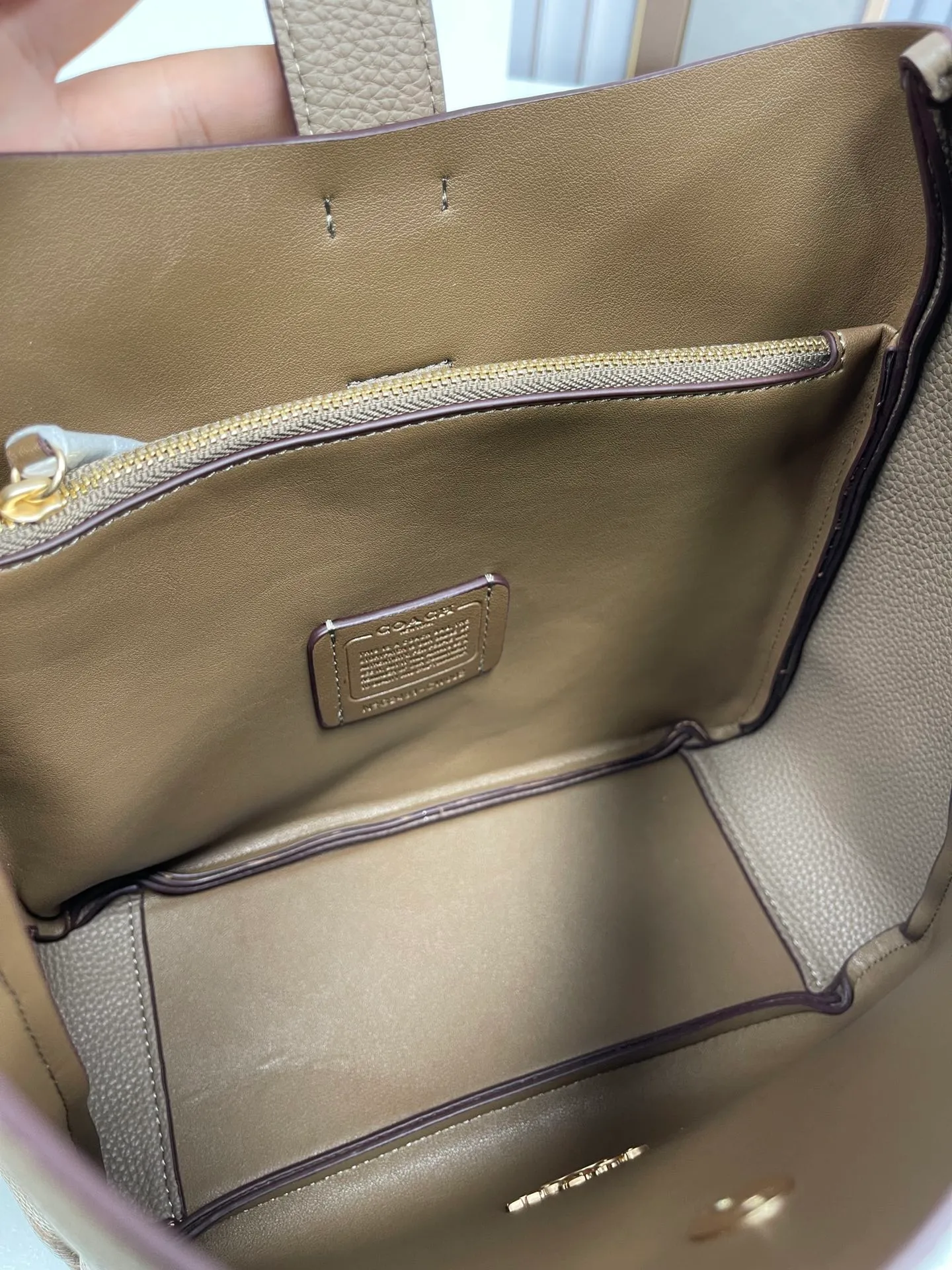P400💰Coach’s October new product Hadley is simply amazing. Classic C print, fashionable and versatile. Whether it is carried on the shoulder or cross-body, you can easily control various styles. How can you miss such a good product? Hadley Shoulder Bag Model No.: CW002 CW003 CW004 Size: 25-22-8cm