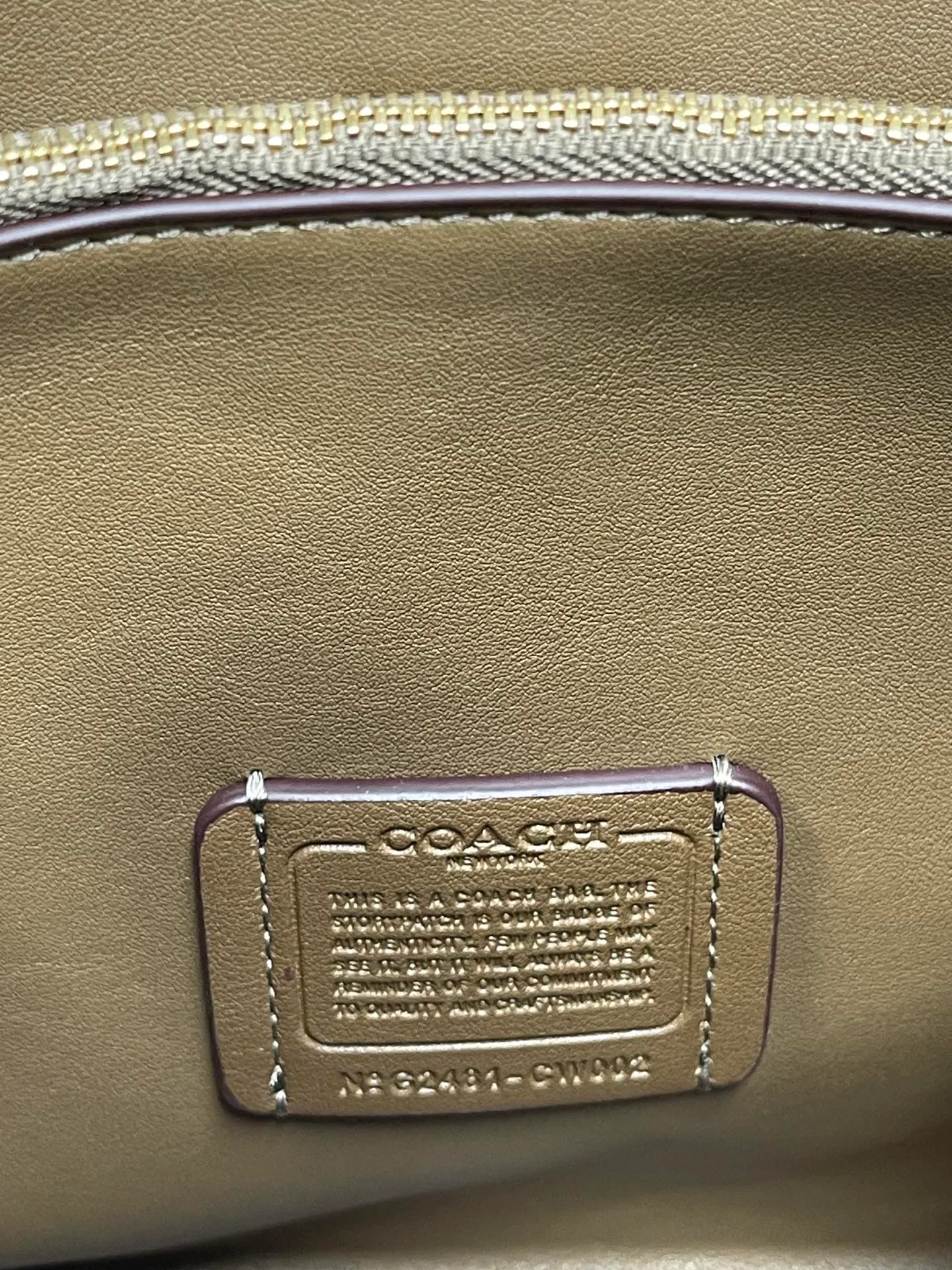 P400💰Coach’s October new product Hadley is simply amazing. Classic C print, fashionable and versatile. Whether it is carried on the shoulder or cross-body, you can easily control various styles. How can you miss such a good product? Hadley Shoulder Bag Model No.: CW002 CW003 CW004 Size: 25-22-8cm