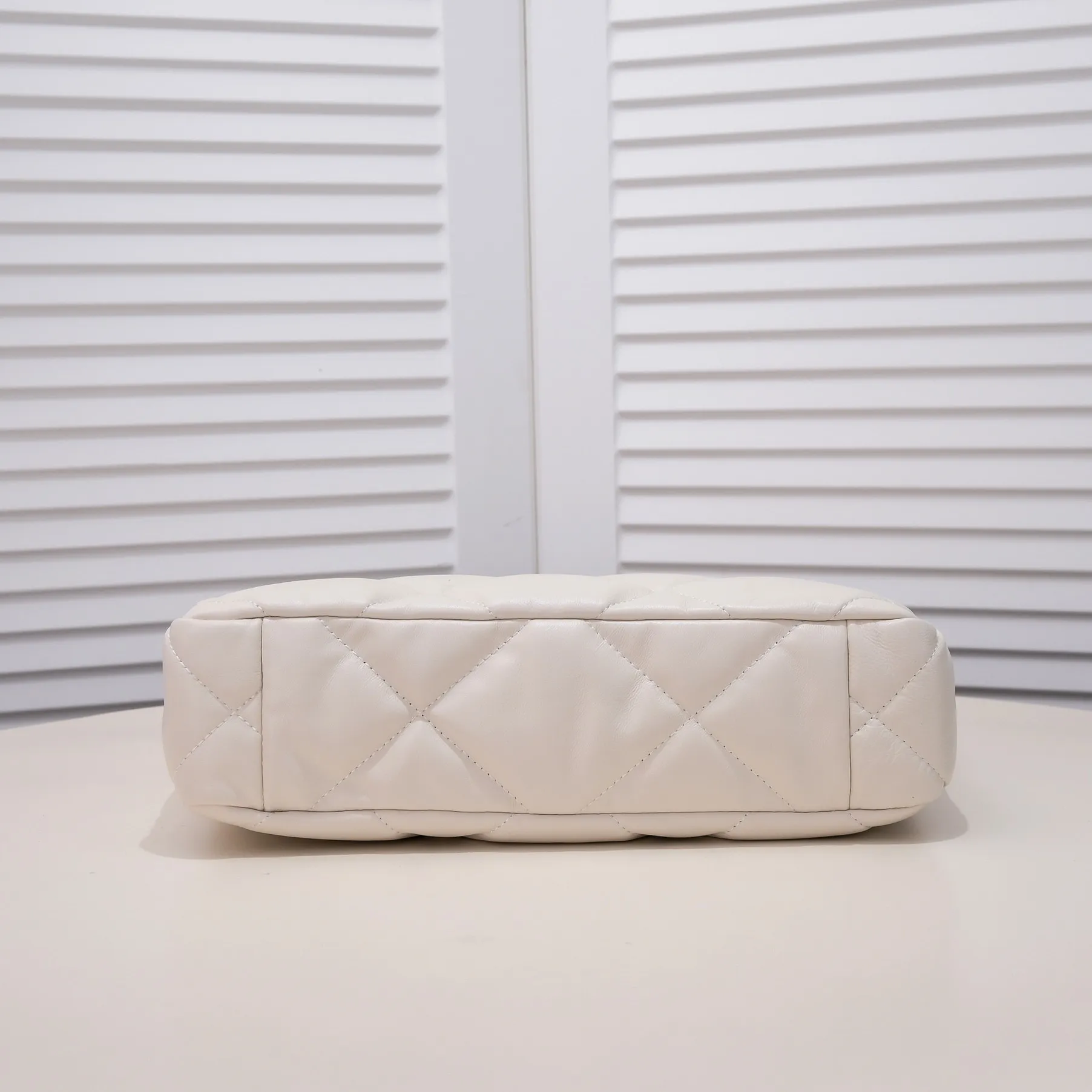 💰480￥Large size AS9088 𝗖𝗛𝗔𝗡𝗘𝗟 𝟮𝟮𝗕 19𝑩𝑨𝑮 𝑻𝒐𝒕𝒆 black gold Italian 🇮🇹 first-grade [GR] lambskin🐑, with a delicate and soft feel, classic diamond pattern design and leather-clad metal chain, gold comes with a sense of luxury, this season's most classic black gold design, gathering all the elements of 19, super exquisite, soft and glutinous. A large bag of fried chicken is practical, deconstructing the classic bag shape, reshaping the trend and fashion, making people shine at a glance, a ten-year-old style. Size: 30*37*10cm