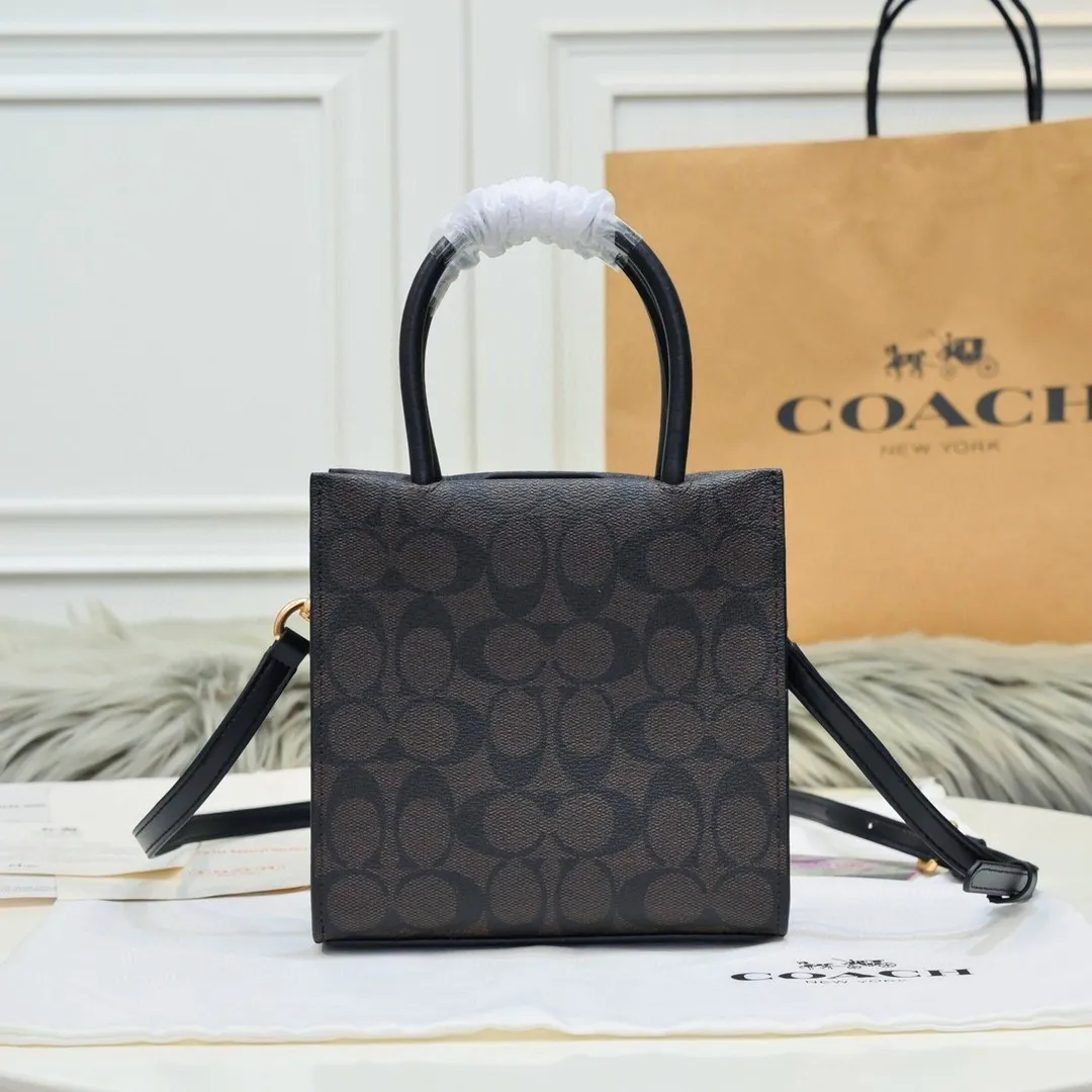 Coach’s new mini cally music bag 5693 has a vertical version design, which is stable and elegant when carried in the hand, and playful and smart when worn cross-body! Dark presbyopic classics are timeless! Size:17*16.5*8.5cm