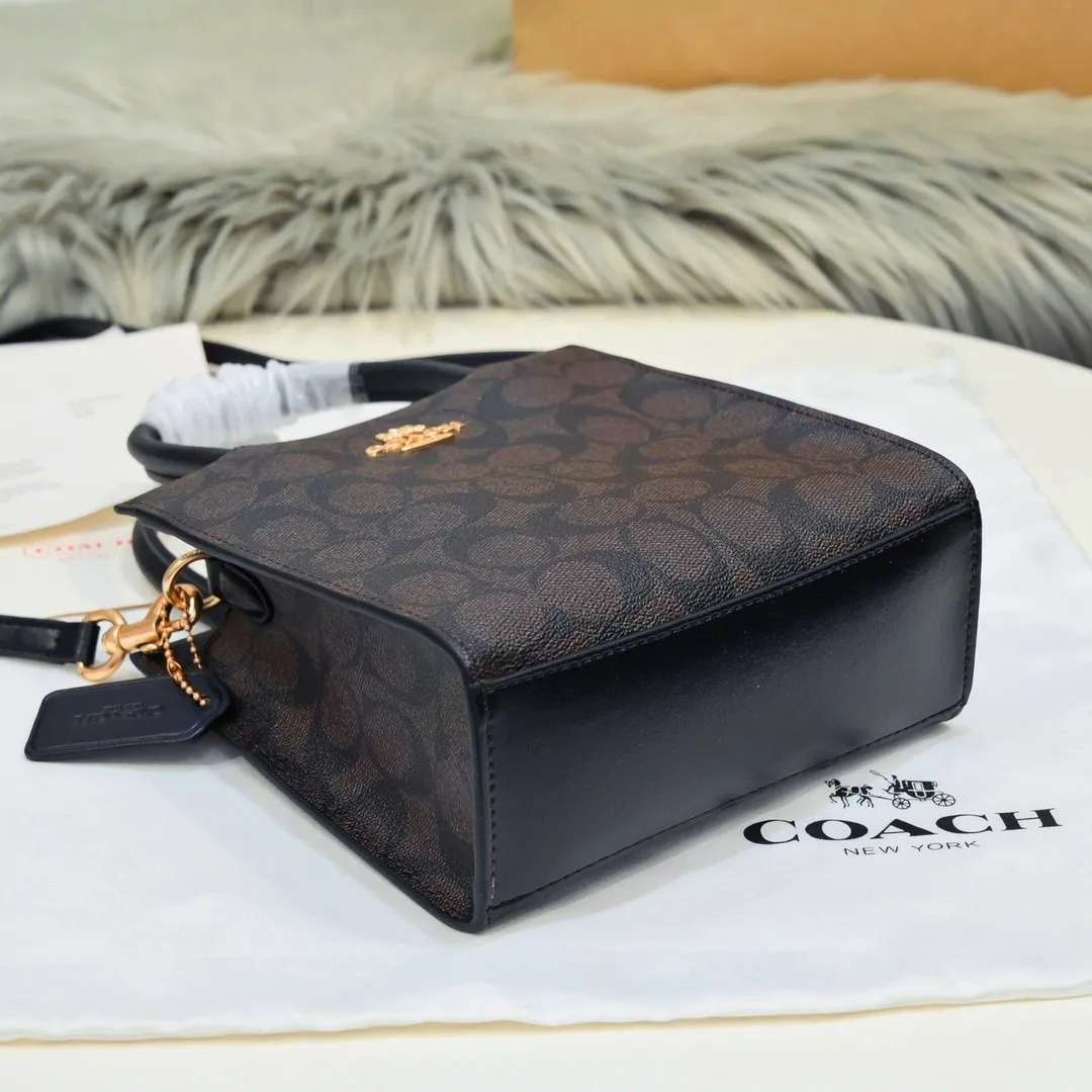 Coach’s new mini cally music bag 5693 has a vertical version design, which is stable and elegant when carried in the hand, and playful and smart when worn cross-body! Dark presbyopic classics are timeless! Size:17*16.5*8.5cm