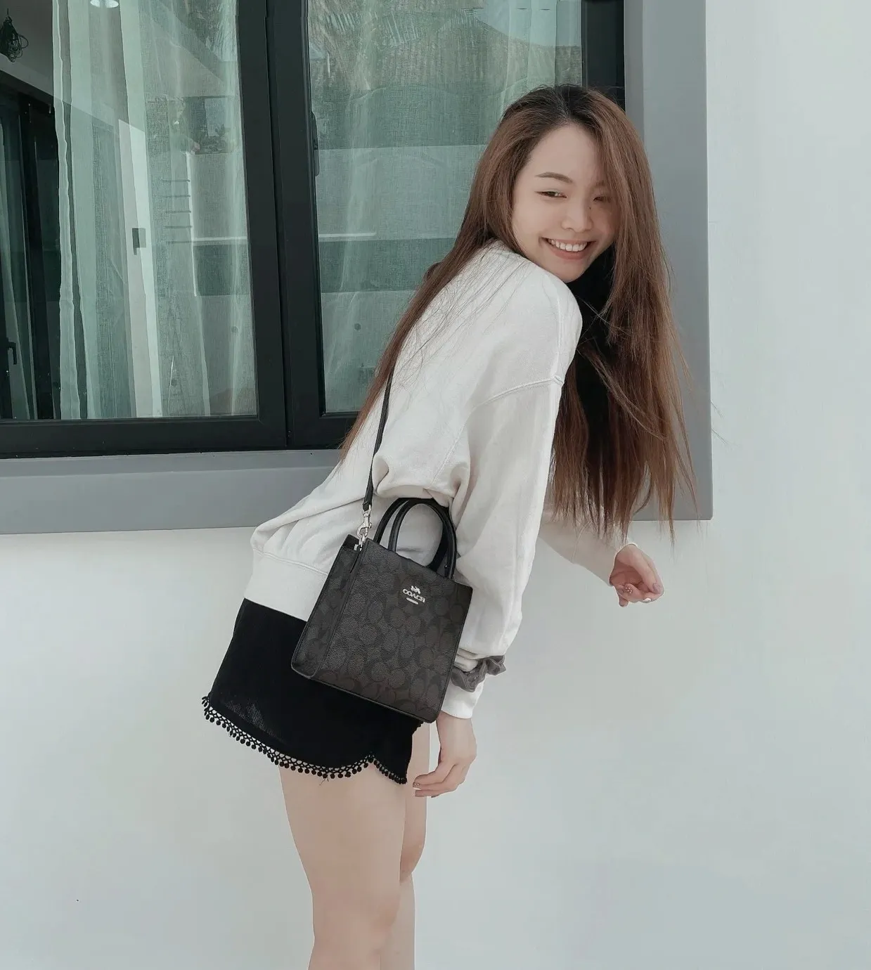 Coach’s new mini cally music bag 5693 has a vertical version design, which is stable and elegant when carried in the hand, and playful and smart when worn cross-body! Dark presbyopic classics are timeless! Size:17*16.5*8.5cm