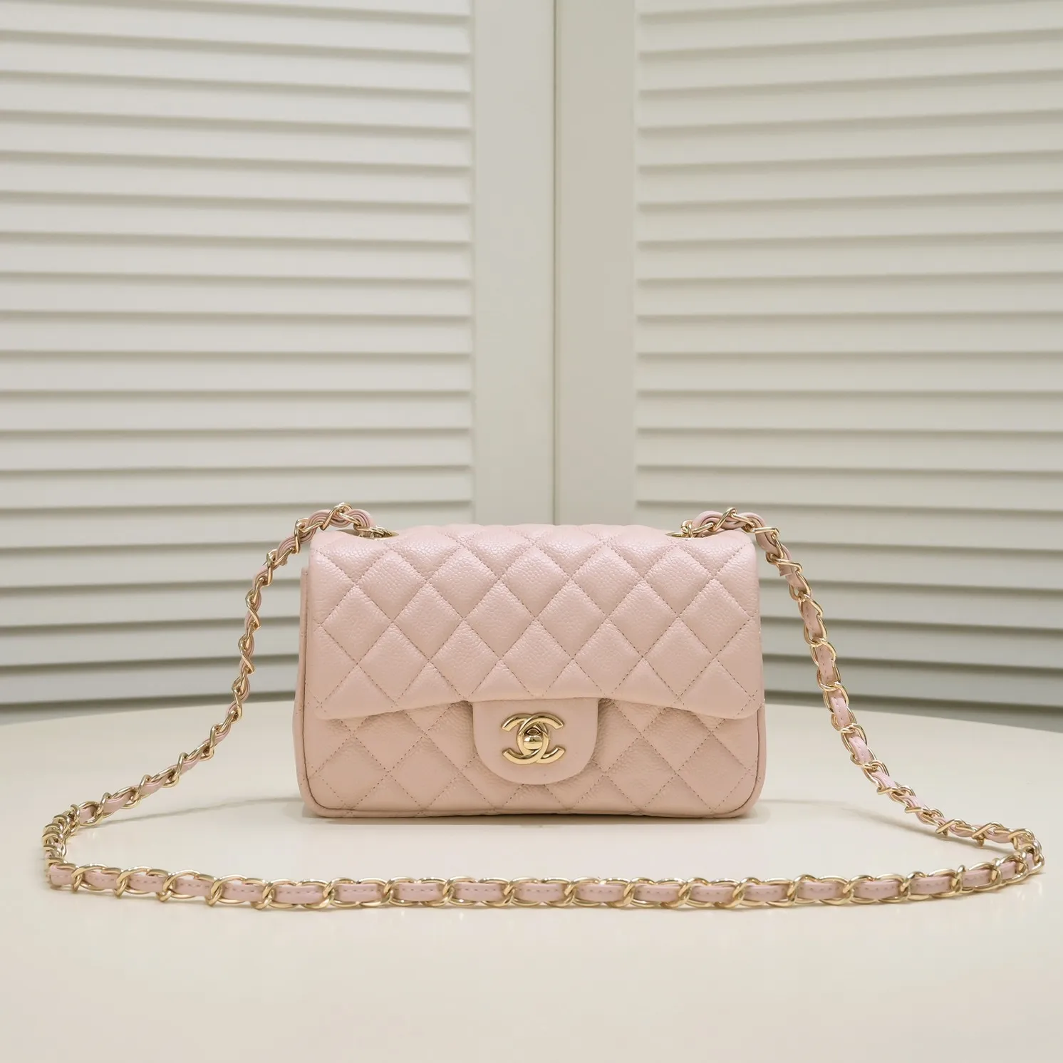 💰320￥Pink💥CF Versatile Caviar Leather🌹 Chanel💃🏻‼ ️Eternal classic style [shy] noble temperament💃🏻favorite of celebrities🌟soft leather and high-end👍counter hardware exquisite workmanship to reject defects [strong] both dazzling and feminine 😝[strong] luxurious and durable🌟size: 20*14*7cm style number 1116 reverse edge
