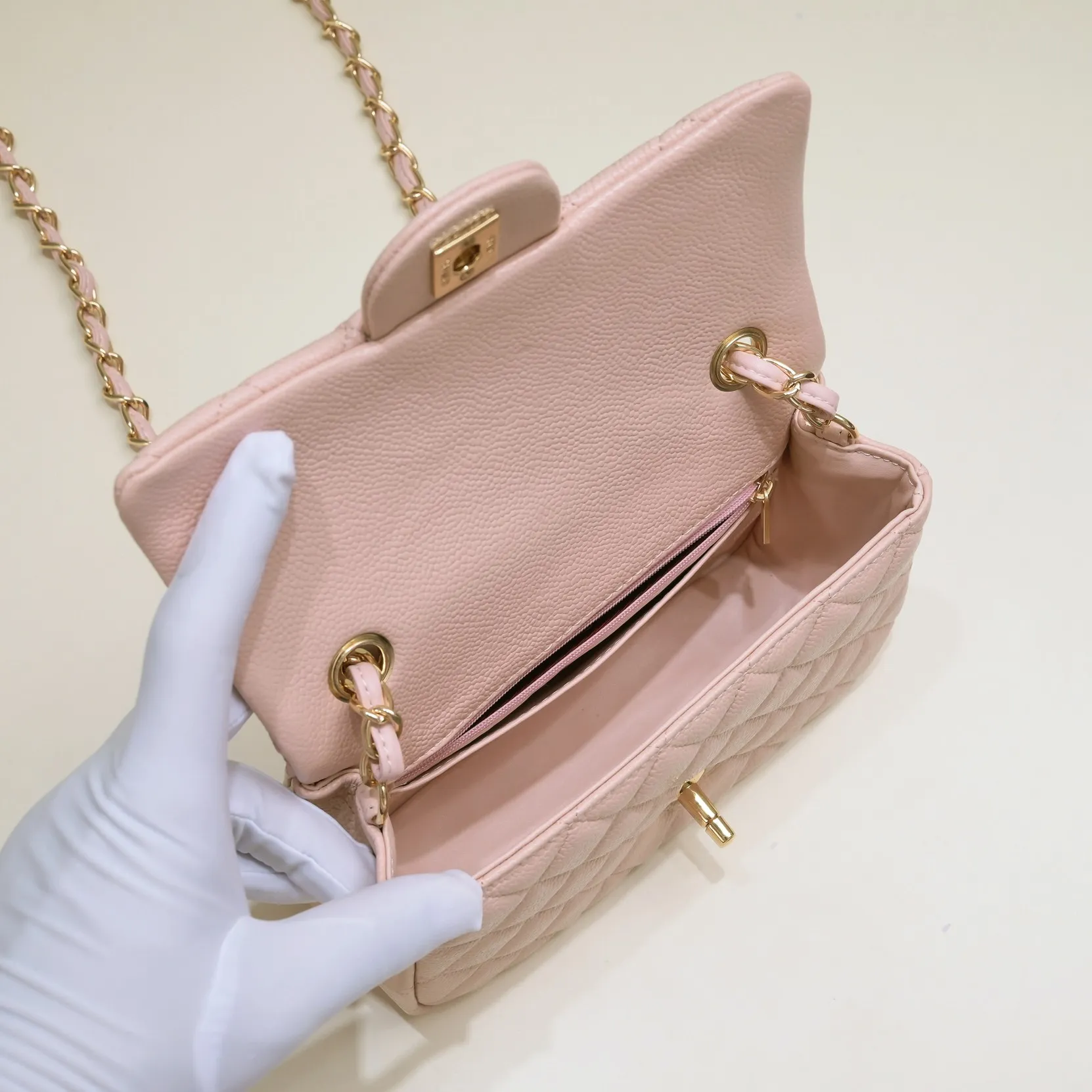 💰320￥Pink💥CF Versatile Caviar Leather🌹 Chanel💃🏻‼ ️Eternal classic style [shy] noble temperament💃🏻favorite of celebrities🌟soft leather and high-end👍counter hardware exquisite workmanship to reject defects [strong] both dazzling and feminine 😝[strong] luxurious and durable🌟size: 20*14*7cm style number 1116 reverse edge