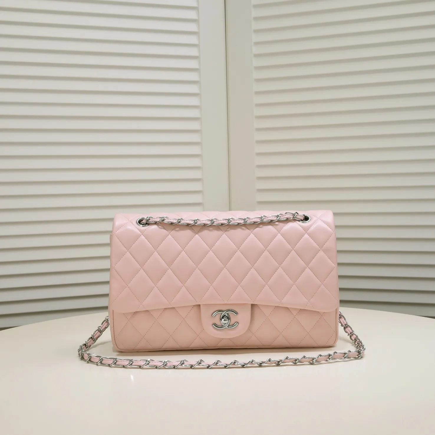 💰460￥Pink [color] Chanel [color] century classic, carefully crafted with exquisite workmanship of every stitch and thread, imported sheepskin with original hardware, full diamond pattern 💯The shape and softness of the whole bag are particularly perfect 👍👍😔😔Classic and irresistible, size: 30X18X8cm, style number: 1113